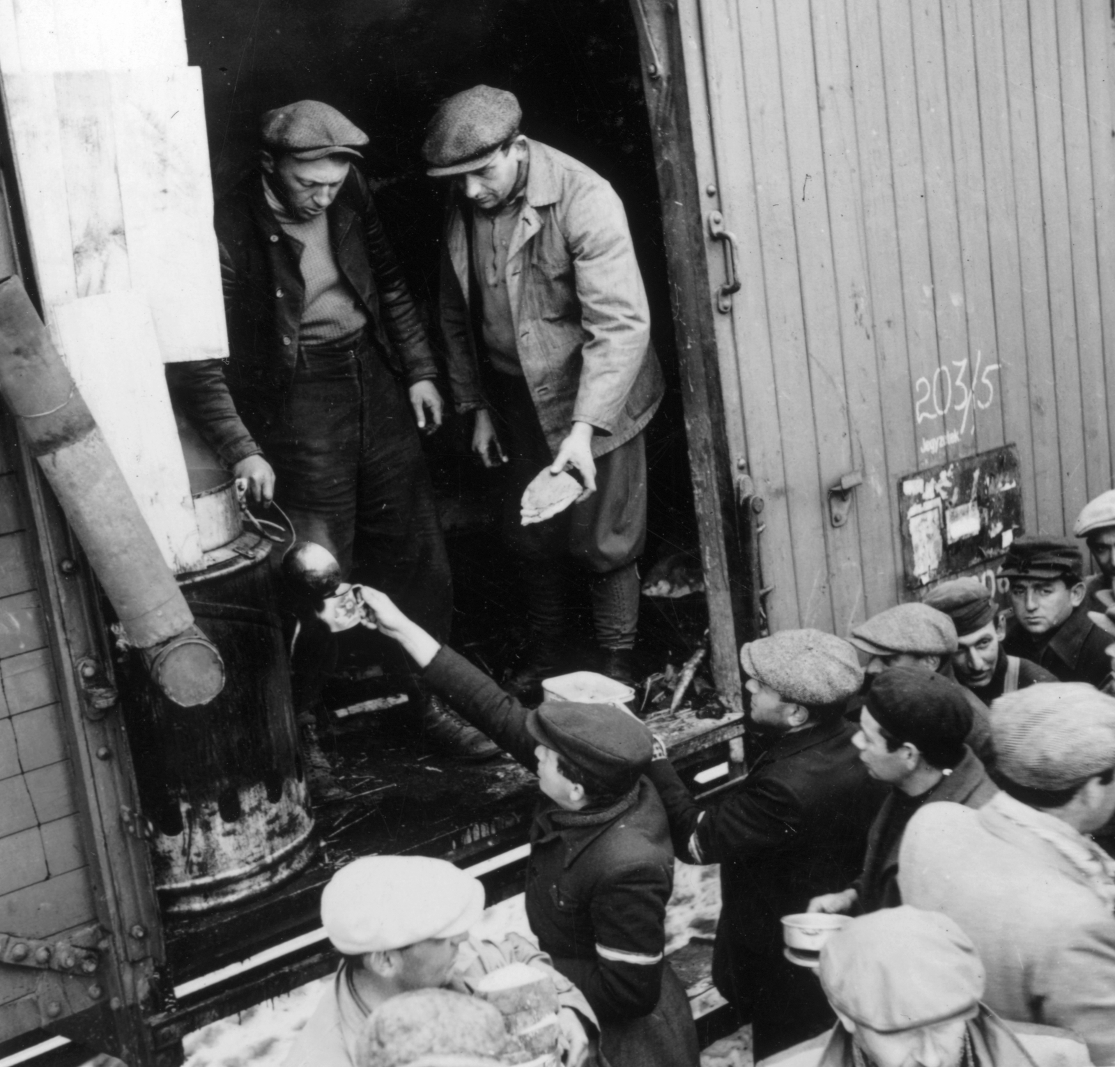 Románia,Erdély, munkaszolgálat, ebédosztás., 1941, MZSL/Magyar Zsidó Levéltár, csoportosulás, vagon, munkaszolgálatos, ebédosztás, Fortepan #41685