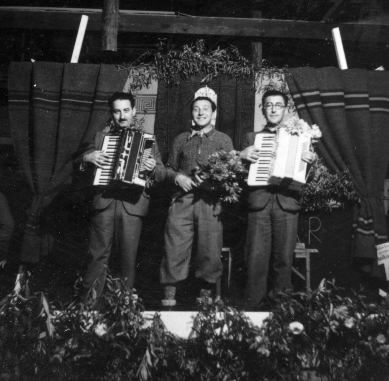 Romania,Transylvania, Reghin, munkaszolgálatosok tábori színháza., 1941, MZSL/Magyar Zsidó Levéltár, flower decoration, theater, musician, accordion, bouquet, persecution of Jews, three people, Fortepan #41704