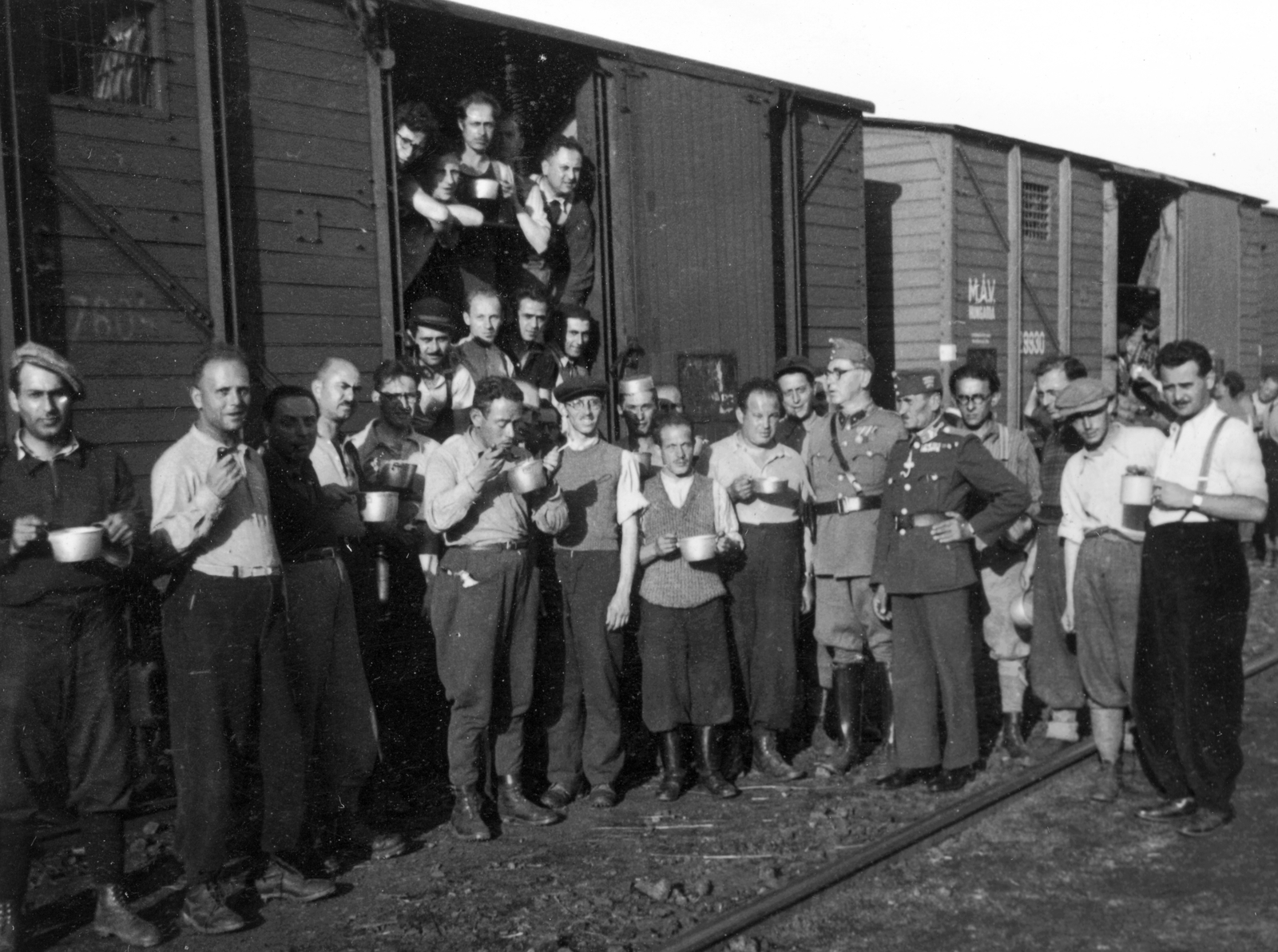 Románia,Erdély, munkaszolgálatos alakulat ebédszüneten., 1941, MZSL/Magyar Zsidó Levéltár, csajka, csoportkép, katona, kitüntetés, vagon, munkaszolgálatos, Fortepan #41706