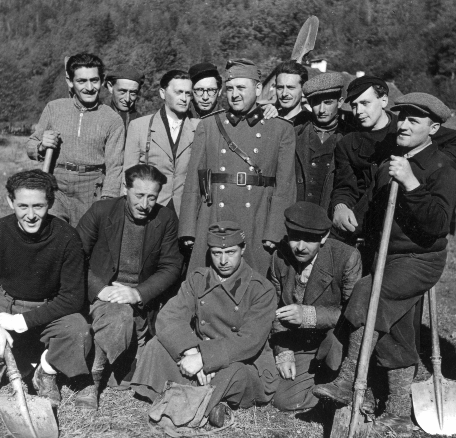 Romania,Transylvania, munkaszolgálatos szakasz., 1941, MZSL/Magyar Zsidó Levéltár, tableau, men, guard, spade, labor service, dress, Fortepan #41707
