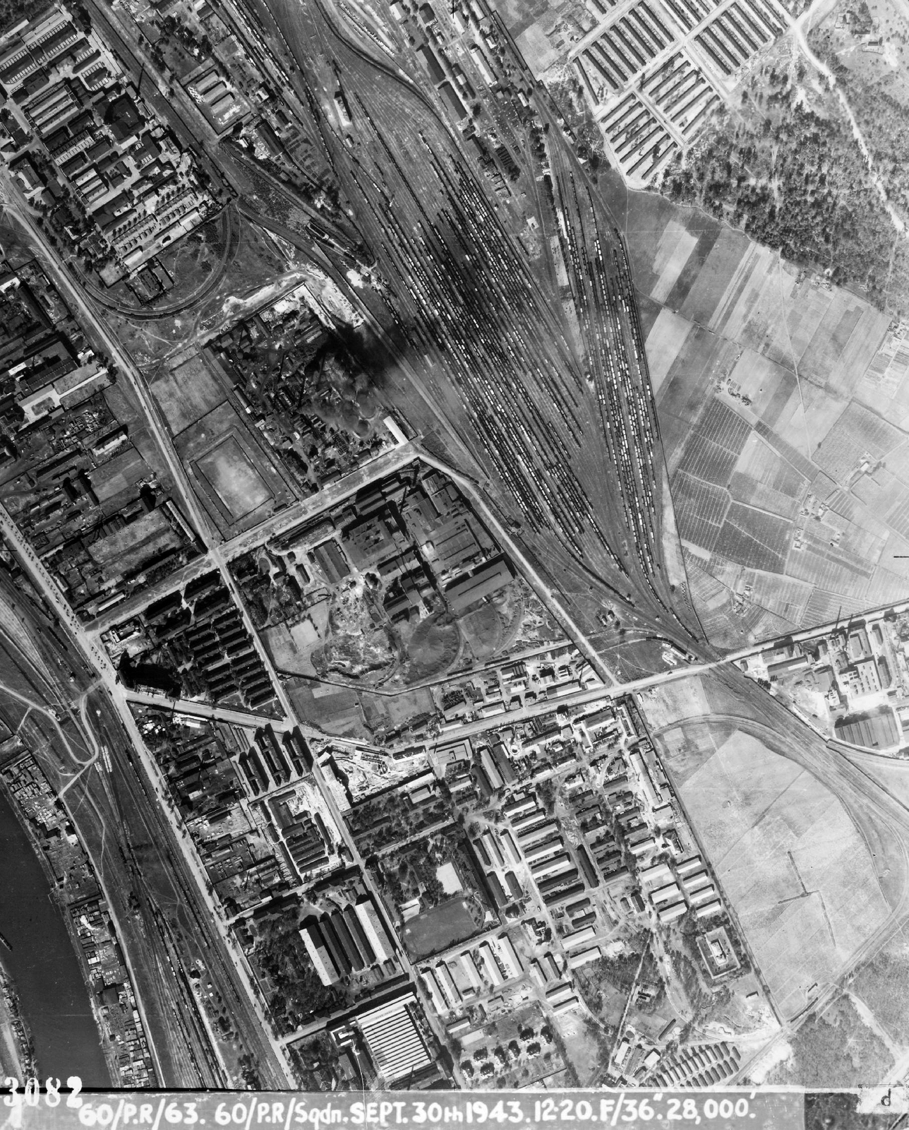 Magyarország, Budapest IX., légifotó, Ferencvárosi rendezőpályudvar, a kép bal szélén Soroksári út és a Ráckevei (Soroksári)-Duna, középen az Illatos út megy keresztül., 1943, USAF, vasút, légi felvétel, Budapest, Fortepan #41711