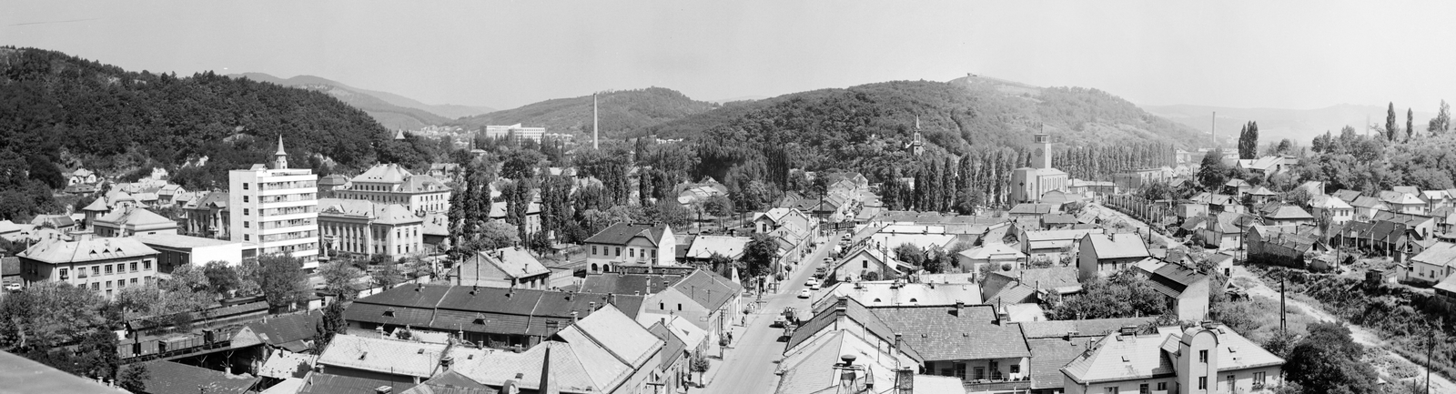 Magyarország, Salgótarján, régi városközpont, középen a Rákóczi út., 1966, Építésügyi Dokumentációs és Információs Központ, VÁTI, panorámakép, Fortepan #41714