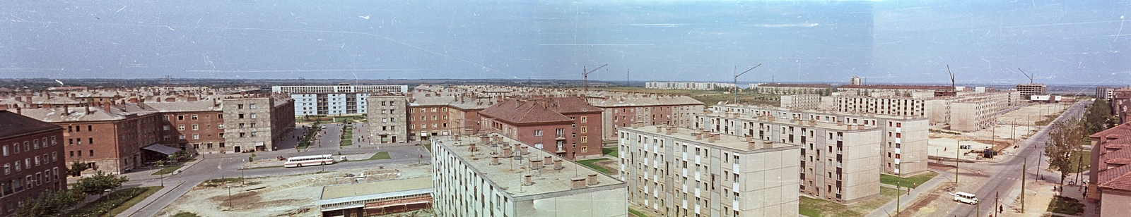 Hungary, Dunaújváros, látkép a Dózsa György úti főiskolai kollégium tetejéről., 1965, Építésügyi Dokumentációs és Információs Központ, VÁTI, colorful, bus, blocks, concrete block of flats, panoramic photography, Fortepan #41717