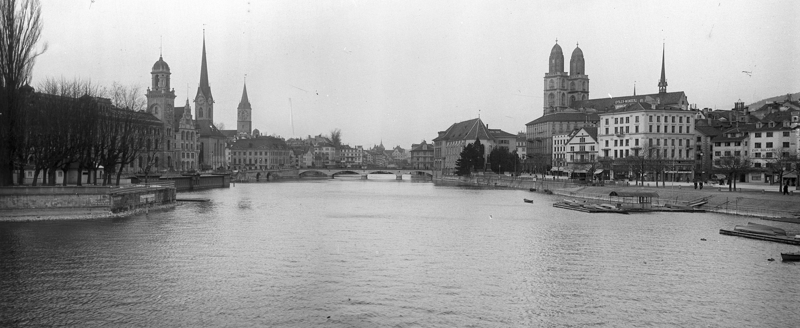 Svájc, Zürich, Limmat folyó a Quaibrücke-ről nézve, balra a Fraumünster (Asszonyok katedrálisa) és a Szent Péter-templom tornya, jobbra a Grossmünster (Nagykatedrális)., 1910, Schoch Frigyes, templom, folyó, román stílus, Fortepan #41722