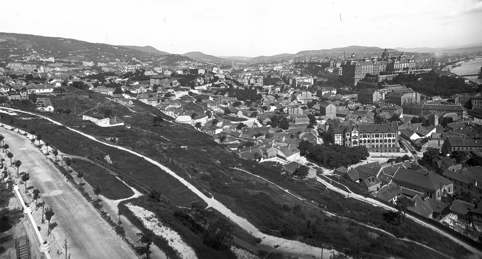 Hungary, Budapest I., kilátás a Gellérthegyről a Tabánra, háttérben a Királyi Palota (később Budavári Palota)., 1915, Schoch Frigyes, picture, view, Budapest, bird's eye view, Fortepan #41724