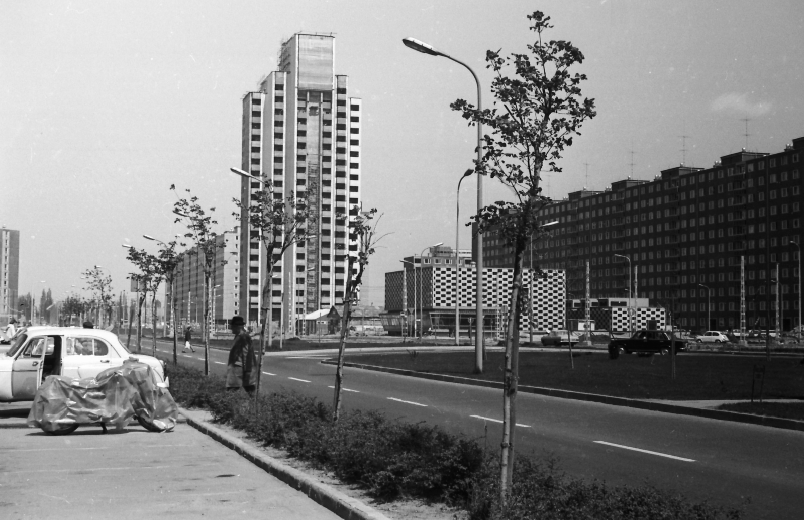 Hungary, Újpalota, Budapest XV., központja, a Nyírpalota (Hevesi Gyula) utca és a Zsókavár/Páskomliget utca kereszteződése., 1975, Gergely János, blocks, street view, high-rise building, tall house, Budapest, Fortepan #41725