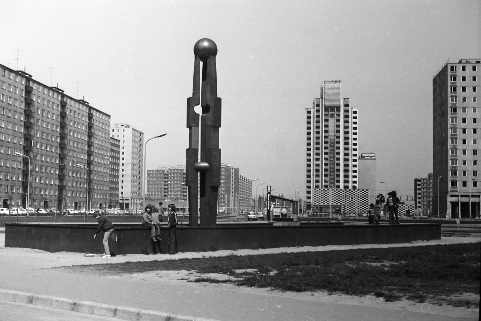 Hungary, Újpalota, Budapest XV., Fő tér. Előtérben a Centenáriumi emlékmű (Varga Miklós, 1973.), Miskolc város ajándéka Újpalotának., 1975, Gergely János, sculpture, monument, blocks, street view, high-rise building, Budapest, Fortepan #41726