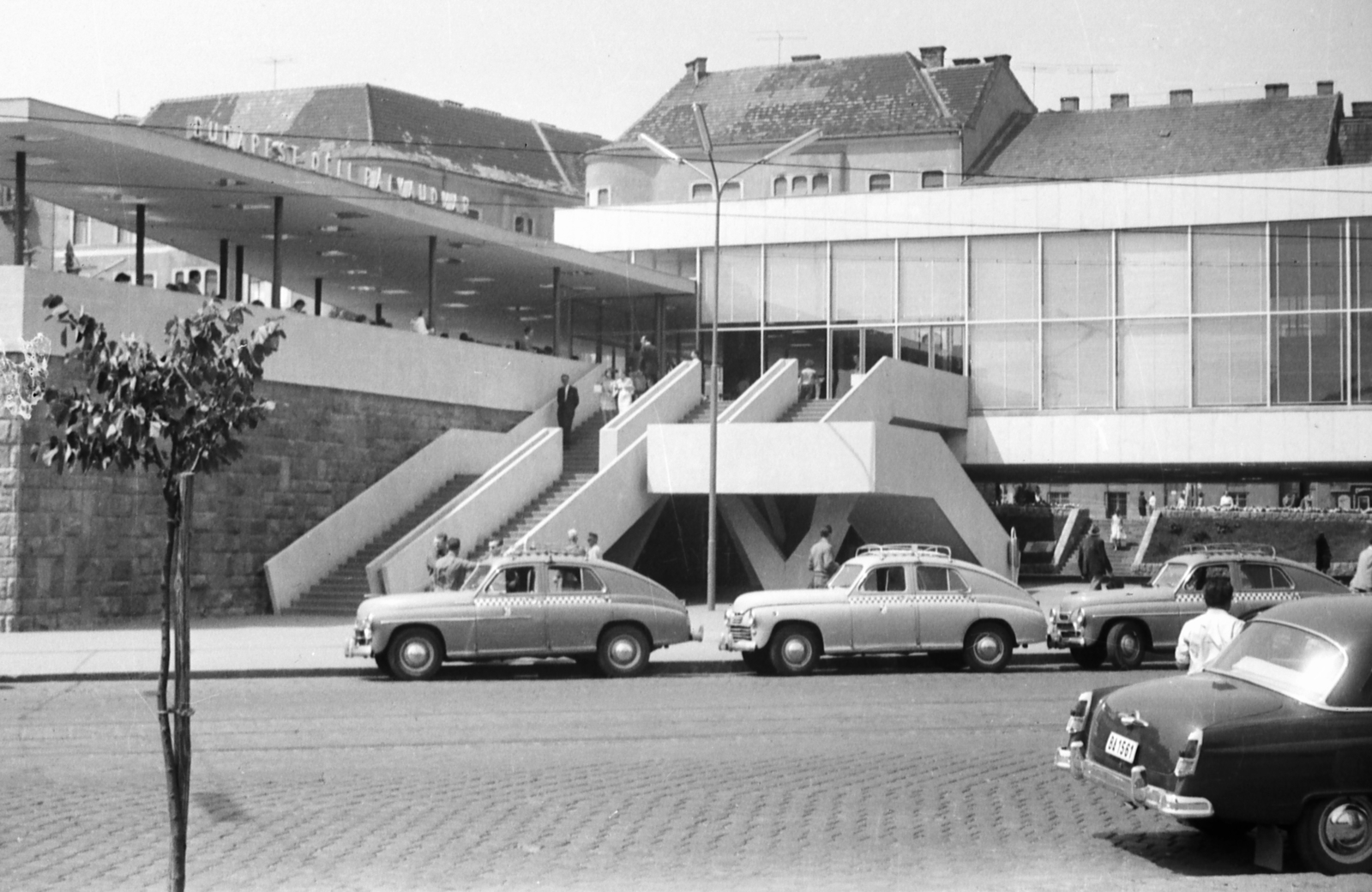 Hungary, Budapest I., Krisztina körút a Vérmezőnél. Déli pályaudvar, háttérben az Alkotás utca házai., 1967, Gergely János, railway, Soviet brand, GAZ-brand, street view, taxicab, train station, cobblestones, Polish brand, automobile, M20 Pobeda, M21 Wolga, FSO-brand, modern architecture, Budapest, Fortepan #41730