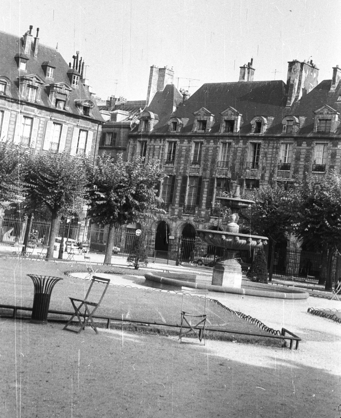 Franciaország, Párizs, Place des Vosges., 1964, MZSL/Ofner Károly, szökőkút, park, utcakép, szék, Fortepan #41815