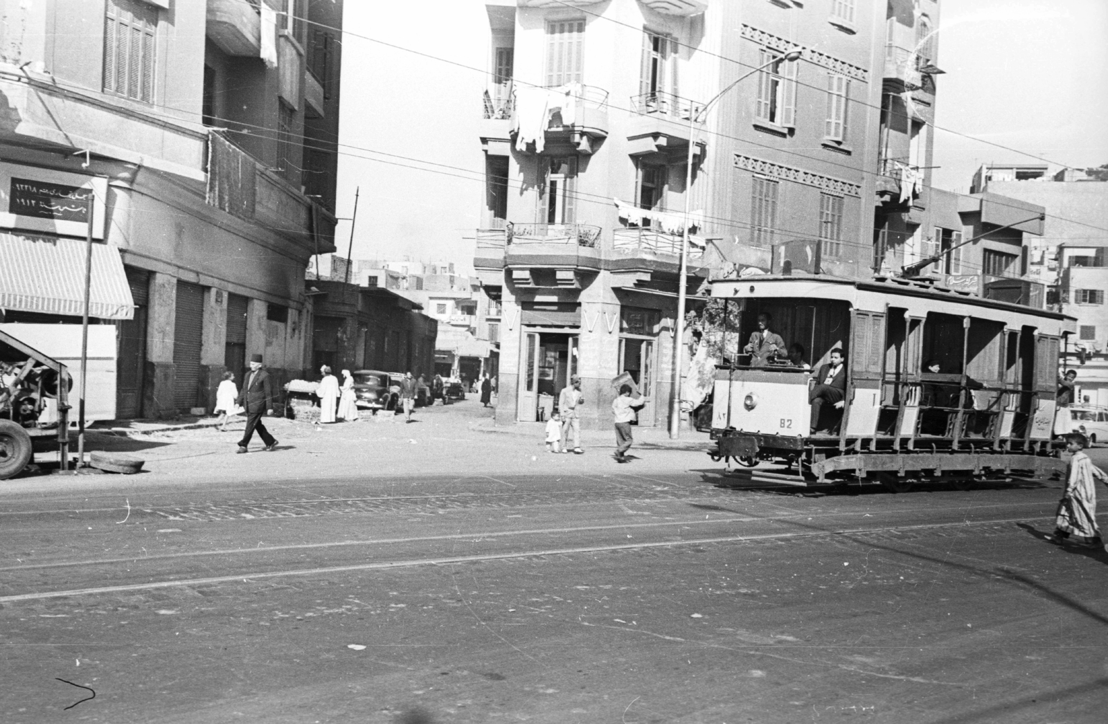 Egypt, Cairo, El-Geish út, szemben az El-Geneina Path utca., 1961, MZSL/Ofner Károly, street view, genre painting, tram, Arabic script, public transport line number, Fortepan #41827