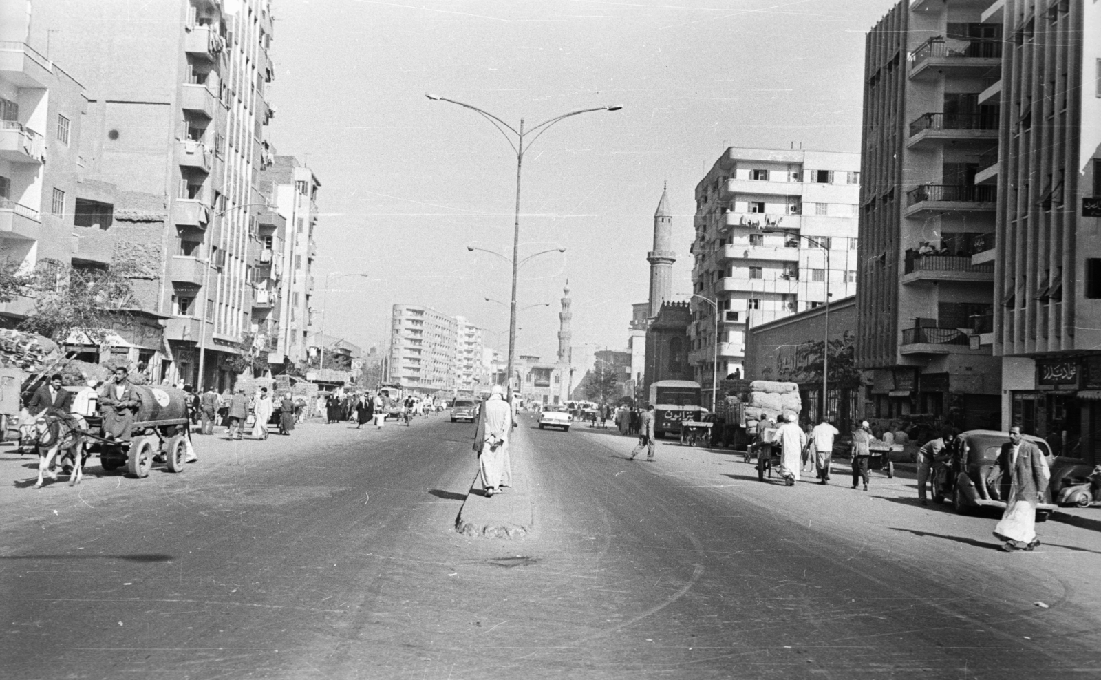 Egypt, Cairo, Port Said út a Hét Lány mecset (Masjid Abdul Ghani El Fakhry) felé nézve., 1961, MZSL/Ofner Károly, traffic, street view, genre painting, donkey, coach, lamp post, handbarrow, automobile, burnous, Fortepan #41831