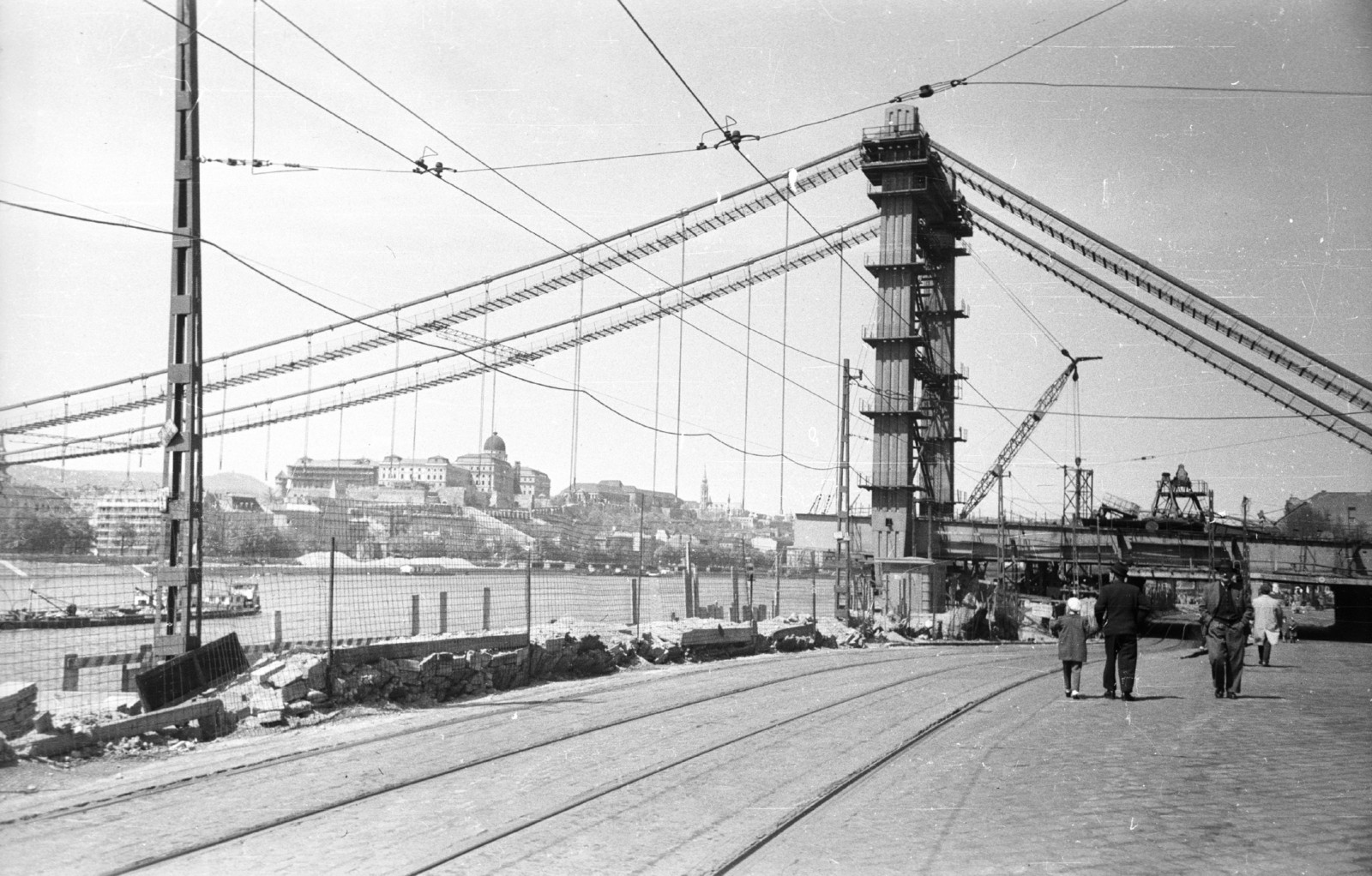 Hungary, Budapest V., az Erzsébet híd építése a Belgrád rakpartról a pesti hídfő felé nézve., 1964, MZSL/Ofner Károly, bridge building, Budapest, Fortepan #41833