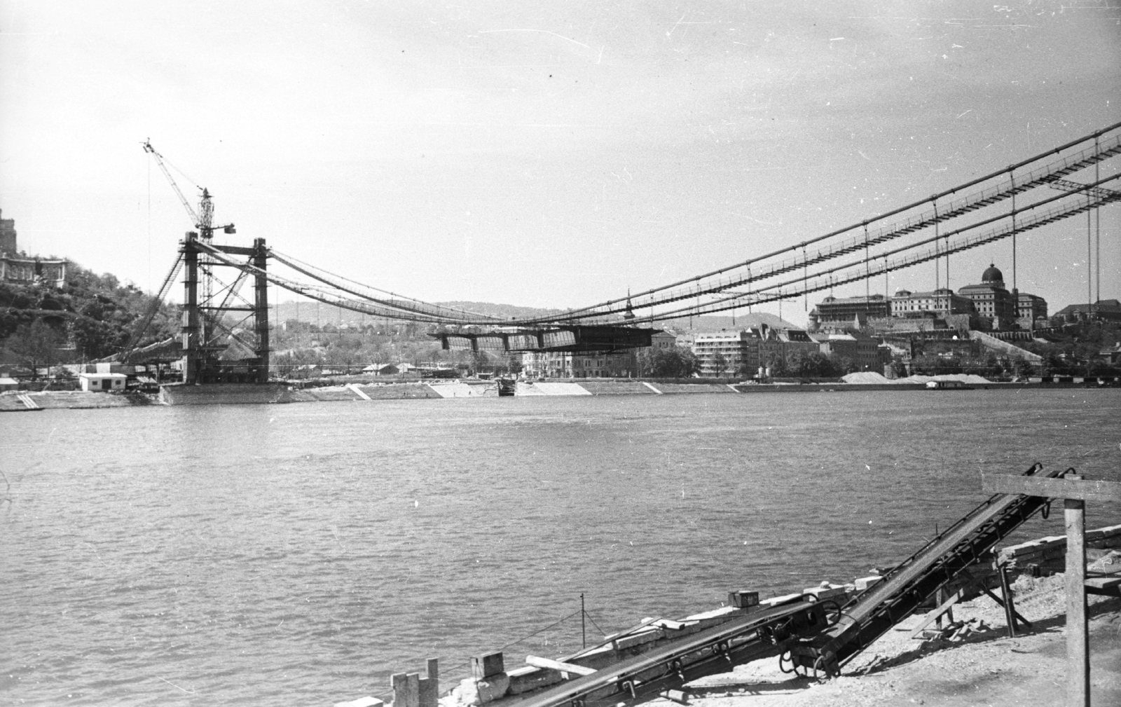 Hungary, Budapest, az Erzsébet híd építése a Belgrád rakpartról a budai hídfő felé nézve., 1964, MZSL/Ofner Károly, bridge building, Danube, Fortepan #41834