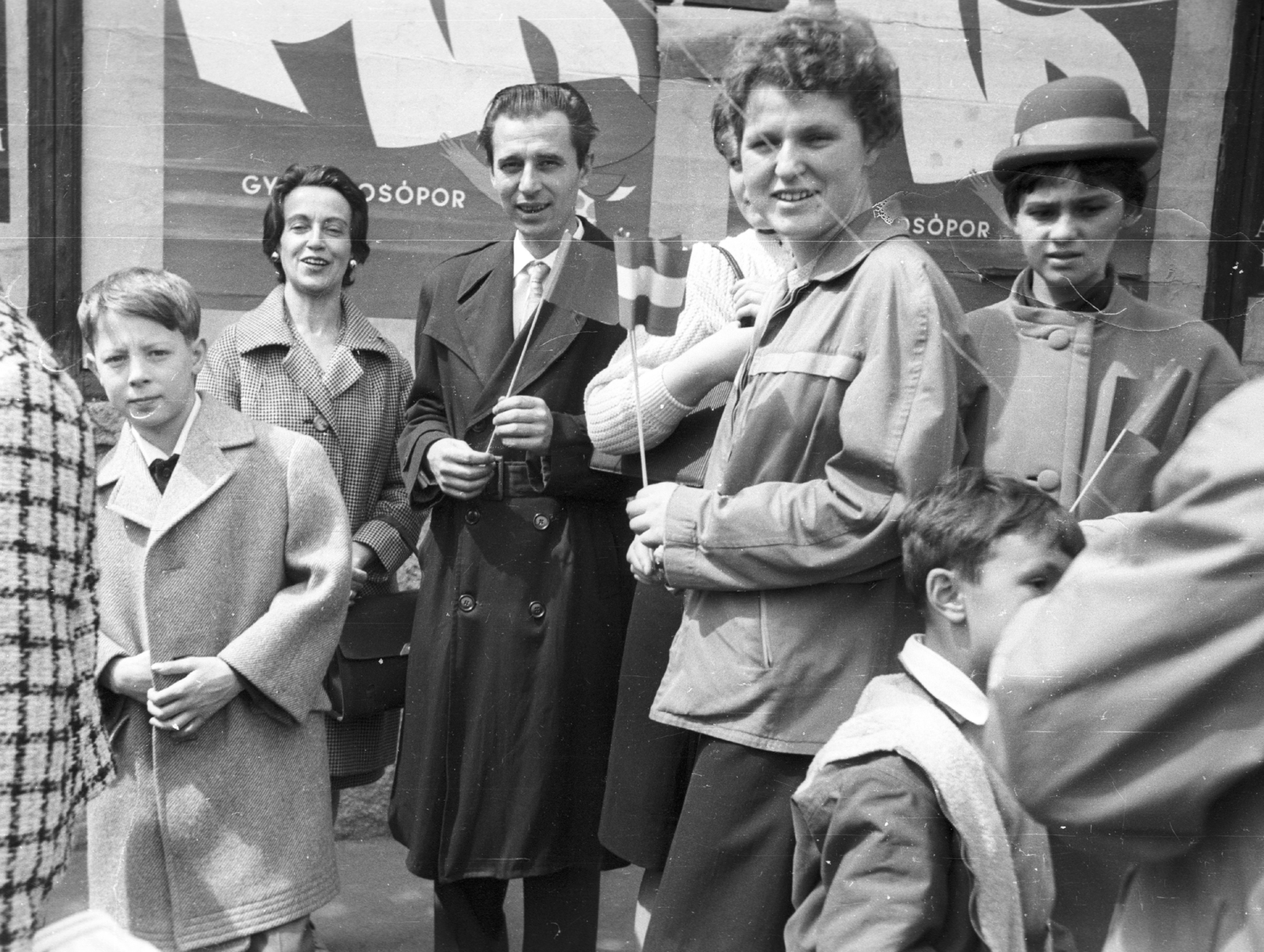Hungary, Budapest VII., Bajza utca a Damjanich utca és a Városligeti (Gorkij) fasor között, május 1-i felvonulók., 1964, MZSL/Ofner Károly, hat, 1st of May parade, Budapest, Fortepan #41836