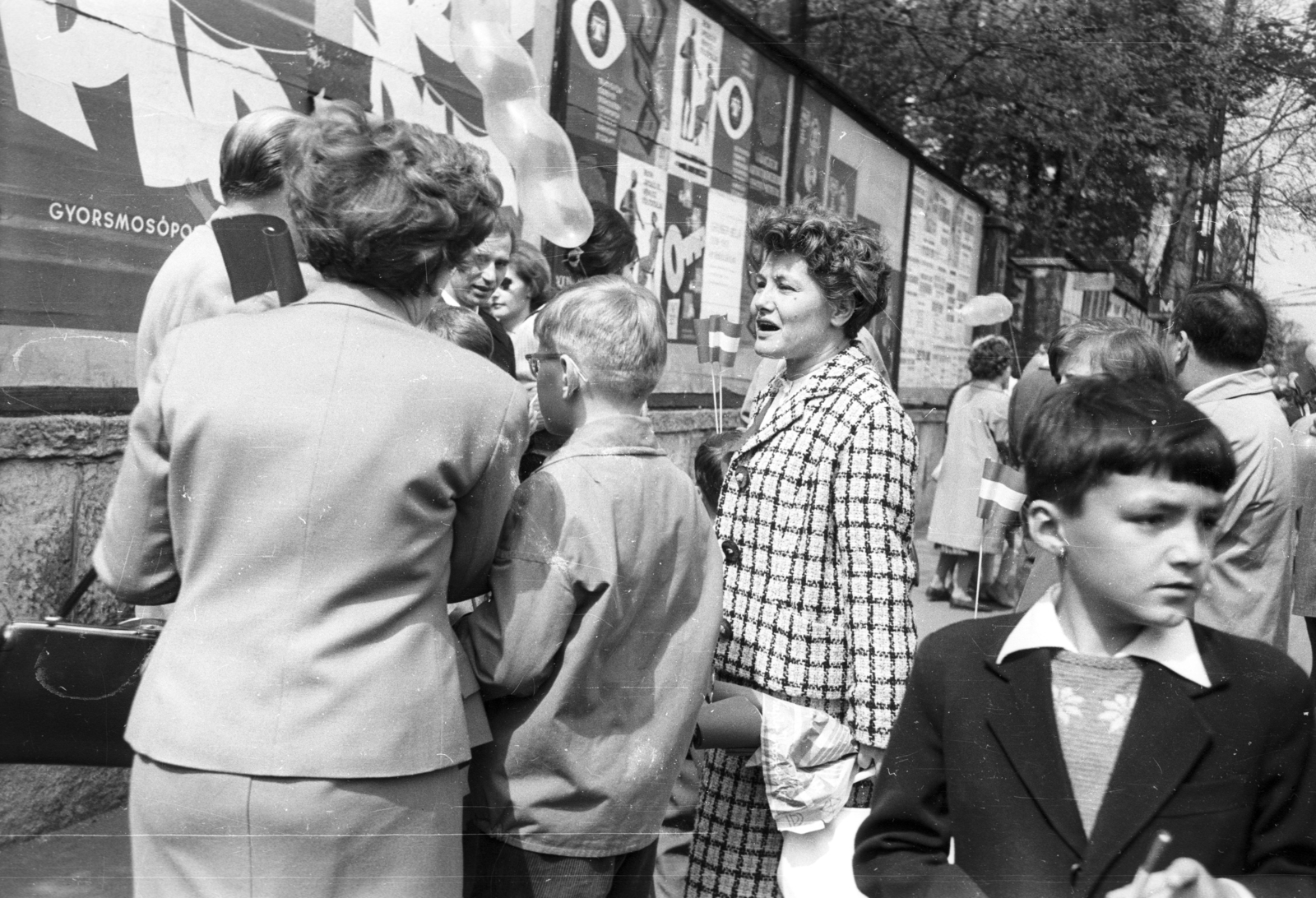 Hungary, Budapest VII., Bajza utca a Damjanich utca és a Városligeti (Gorkij) fasor között, május 1-i felvonulók., 1964, MZSL/Ofner Károly, poster, 1st of May parade, Budapest, Fortepan #41838