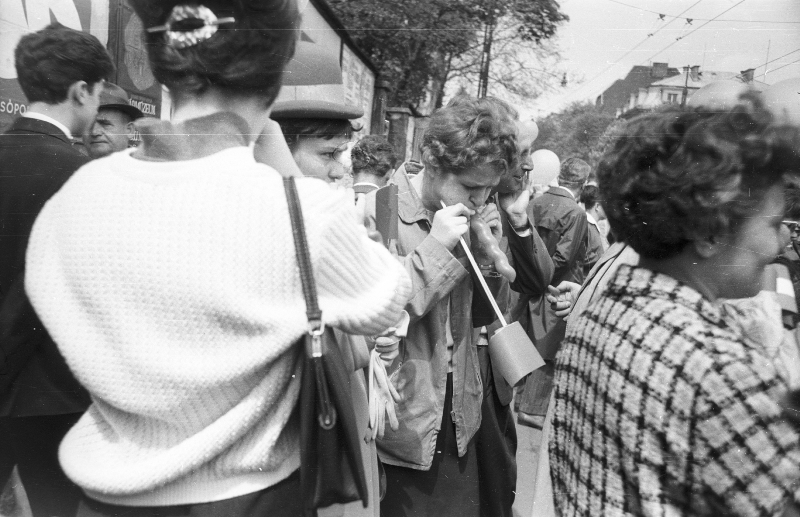 Magyarország, Budapest VII., Bajza utca a Damjanich utca és a Városligeti (Gorkij) fasor között, május 1-i felvonulók., 1964, MZSL/Ofner Károly, május 1, Budapest, Fortepan #41839