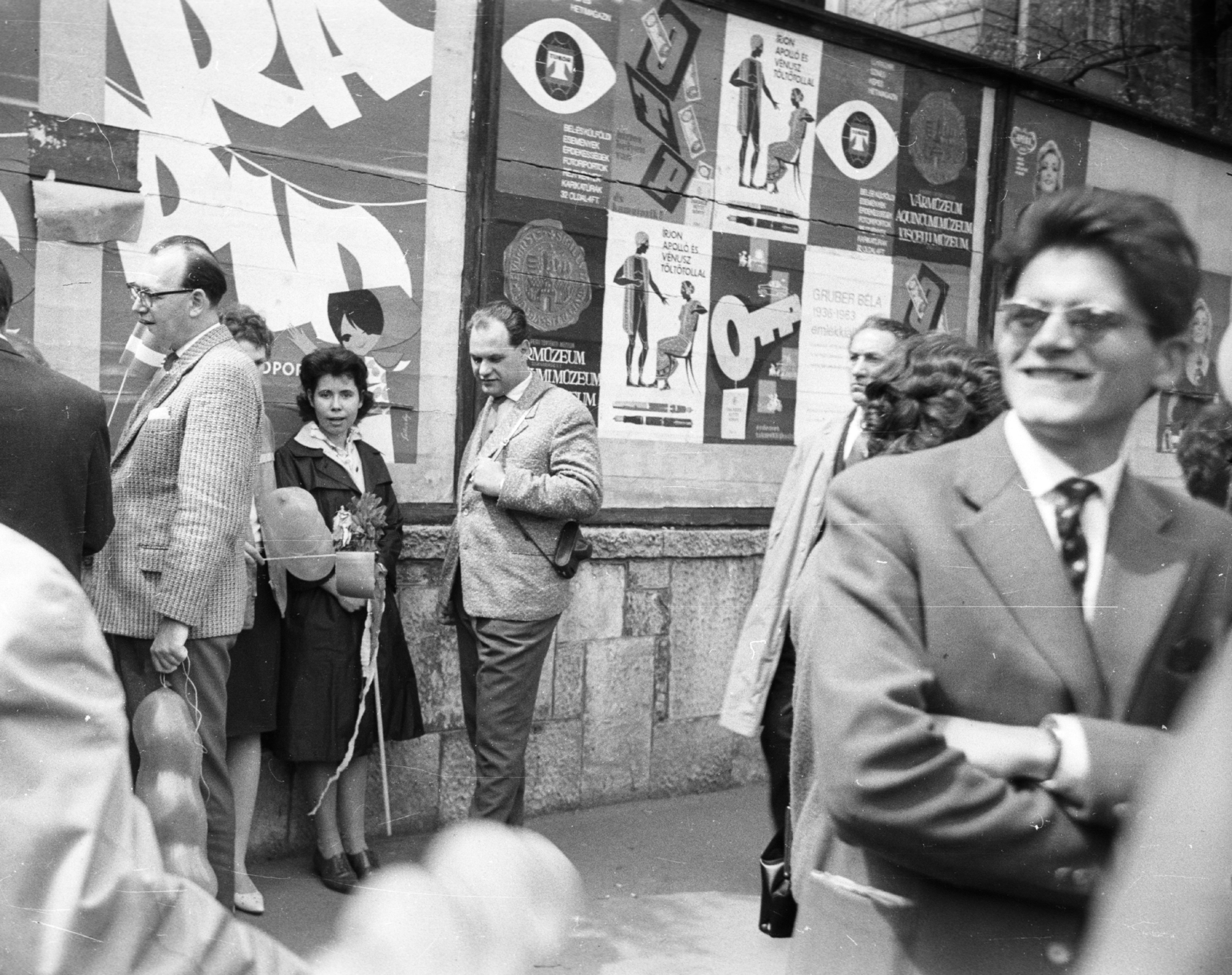 Hungary, Budapest VII., Bajza utca a Damjanich utca és a Városligeti (Gorkij) fasor között, május 1-i felvonulók., 1964, MZSL/Ofner Károly, poster, 1st of May parade, Budapest, Fortepan #41841