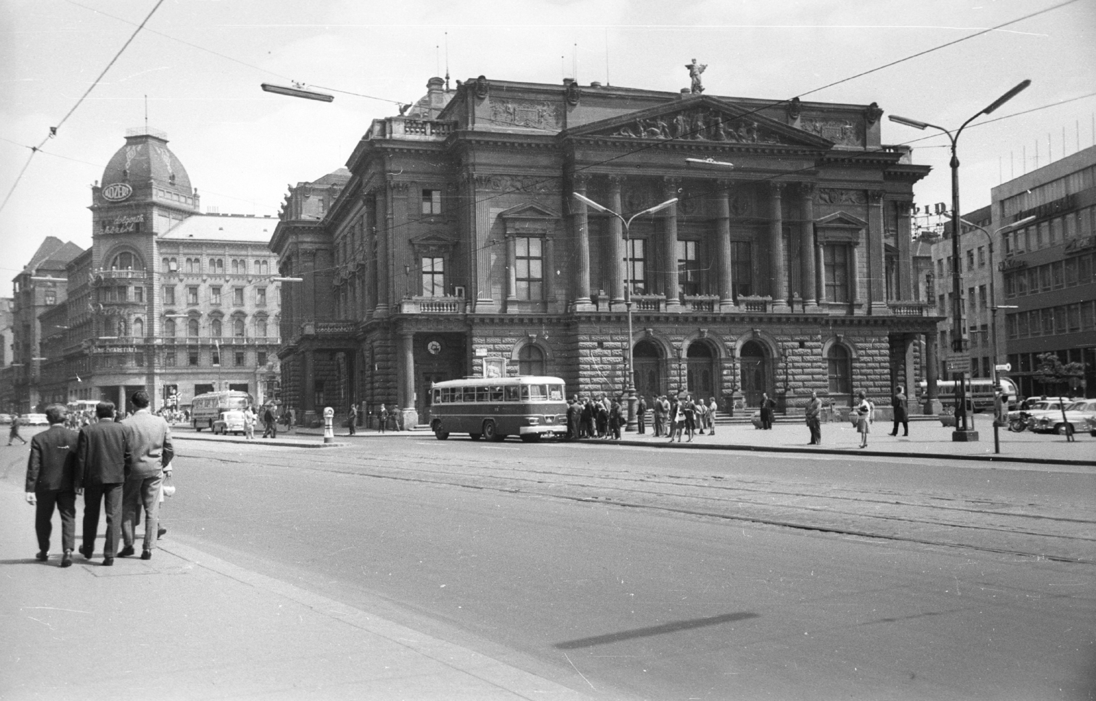 Hungary, Budapest VIII., Blaha Lujza tér, Nemzeti Színház., 1964, MZSL/Ofner Károly, bus, Hungarian brand, national theater, street view, genre painting, theater, Ikarus-brand, bus stop, Fellner and Helmer-design, csibi lamp, Ikarus 620, tram stop, eclectic architecture, Budapest, Fortepan #41842