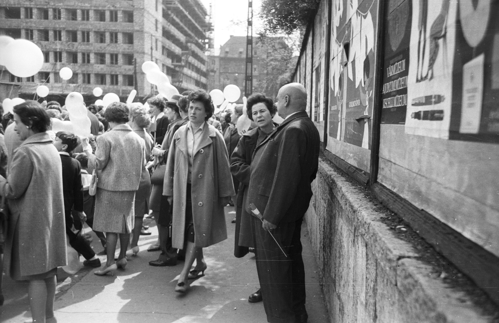 Hungary, Budapest VII., Bajza utca a Damjanich utca és a Városligeti (Gorkij) fasor között, május 1-i felvonulók., 1963, MZSL/Ofner Károly, poster, baloon, 1st of May parade, Budapest, Fortepan #41843