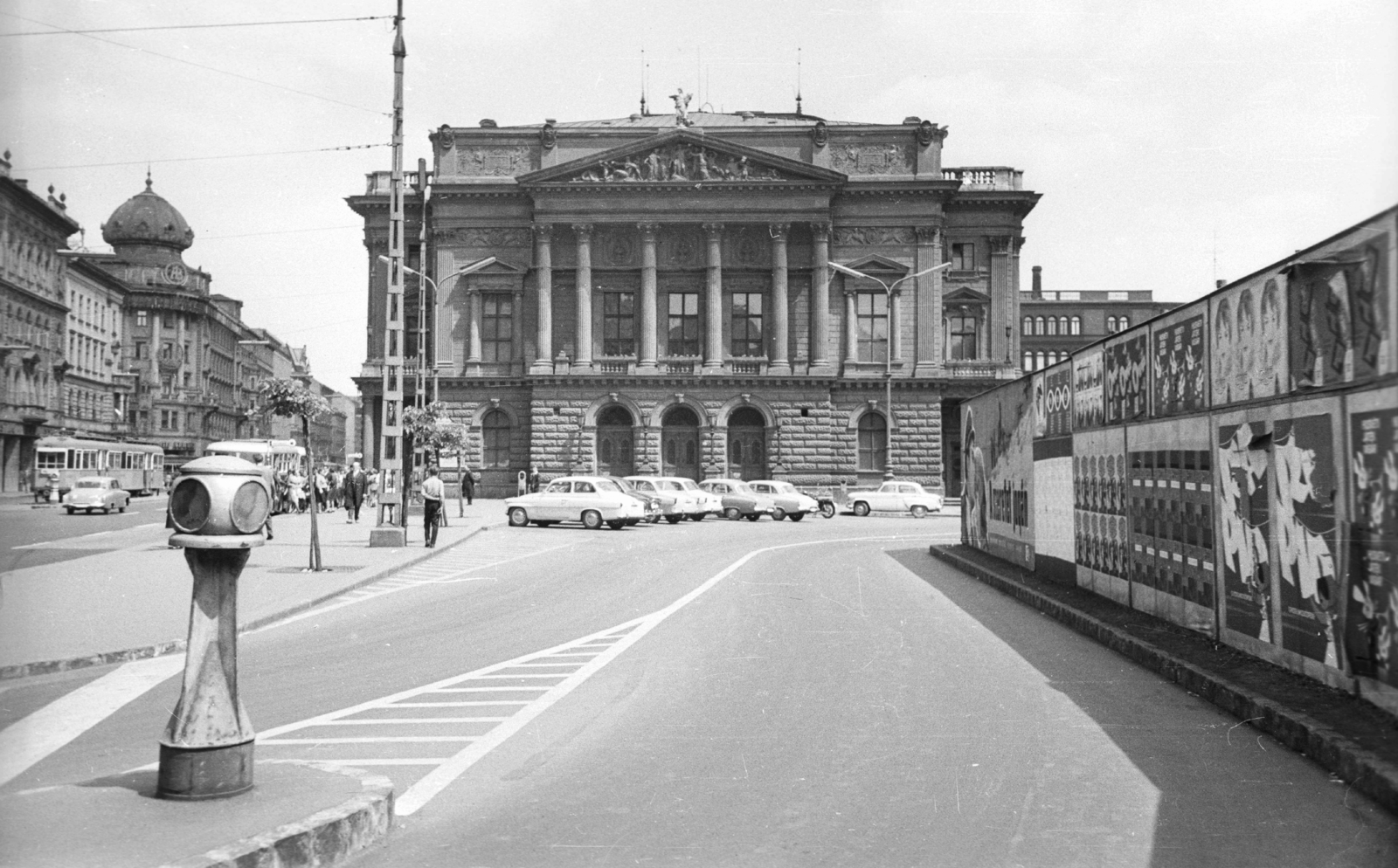 Magyarország, Budapest VIII., Blaha Lujza tér, Nemzeti Színház., 1964, MZSL/Ofner Károly, plakát, nemzeti színház, utcakép, életkép, színház, Moszkvics-márka, villamos, buszmegálló, Fellner és Helmer-terv, csibilámpa, eklektikus építészet, Budapest, Skoda-márka, Wartburg-márka, Fortepan #41844