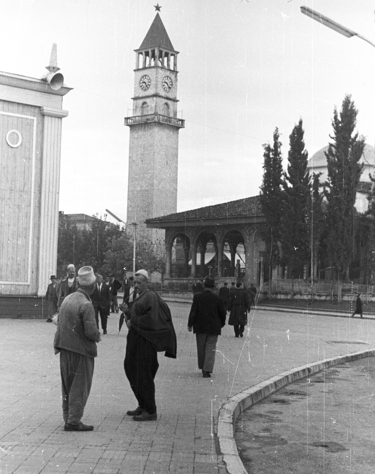 Albánia, Tirana, Sheshi Skenderbej (Szkander bég tér), óratorony., 1963, MZSL/Ofner Károly, járókelő, vörös csillag, torony, óratorony, Fortepan #41848