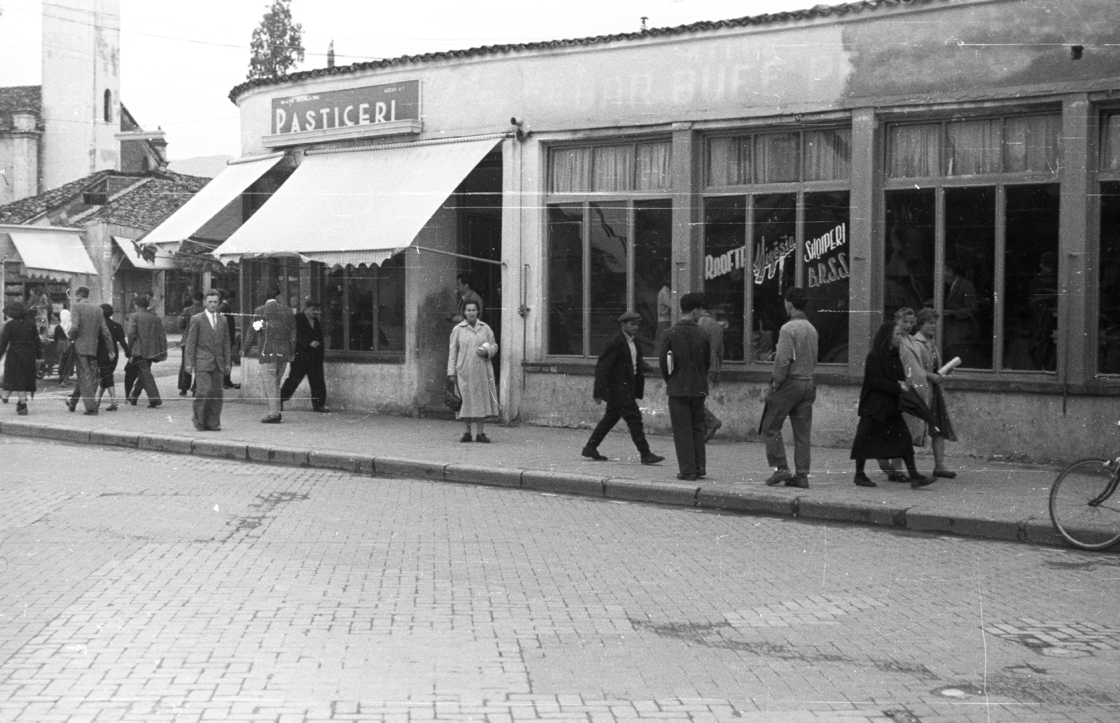 Albánia, Tirana, Sheshi Skenderbej (Szkander bég tér), balra a Rruga e Dibres (Diber út) torkolata, mögötte az egykori ortodox katedrális tornya., 1963, MZSL/Ofner Károly, üzlet, járókelő, utcakép, kockakő, cukrász, Fortepan #41850