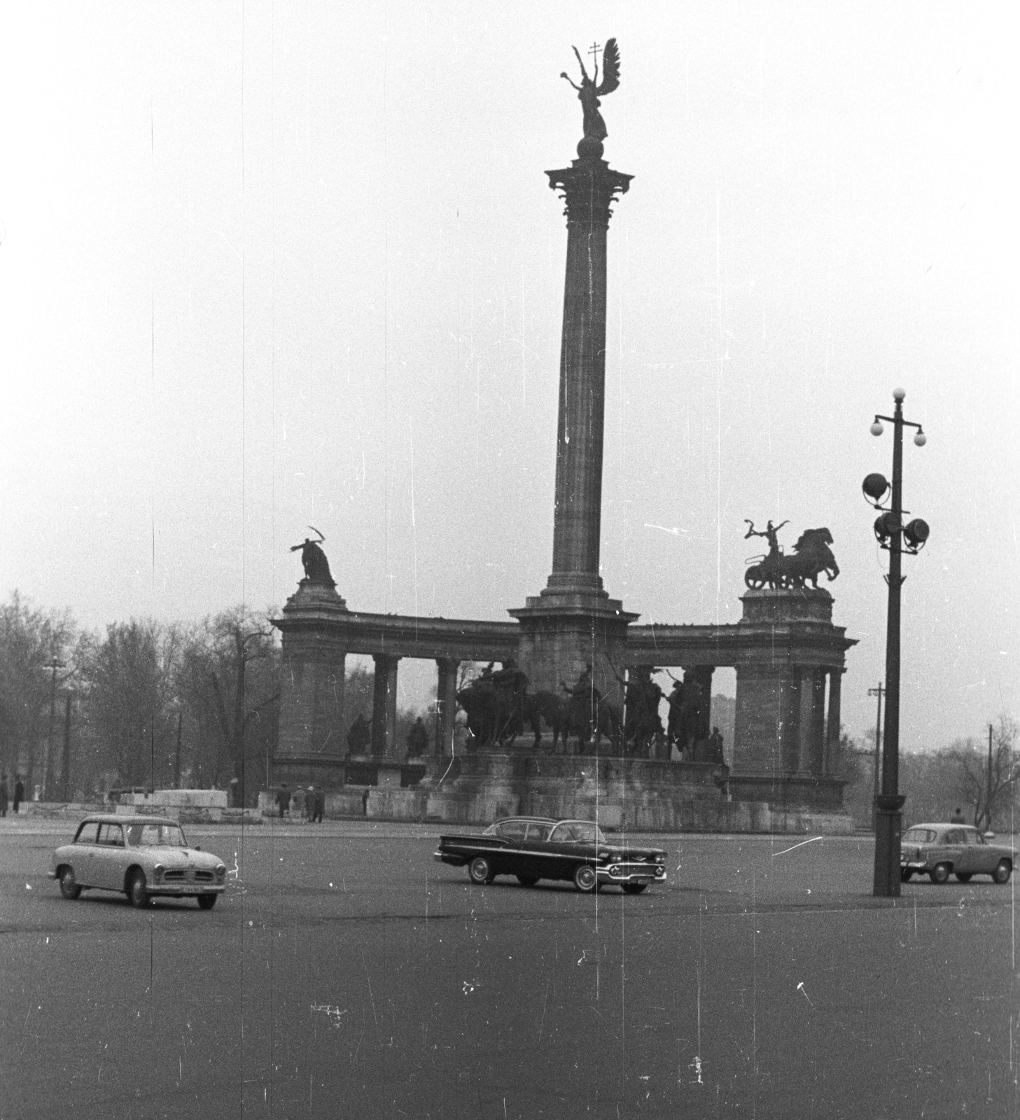 Hungary, Budapest XIV., Hősök tere., 1963, MZSL/Ofner Károly, Gerrman brand, Soviet brand, GAZ-brand, Chevrolet-brand, automobile, GAZ 13 Chaika, AWZ-brand, Budapest, Archangel Gabriel-portrayal, Fortepan #41859