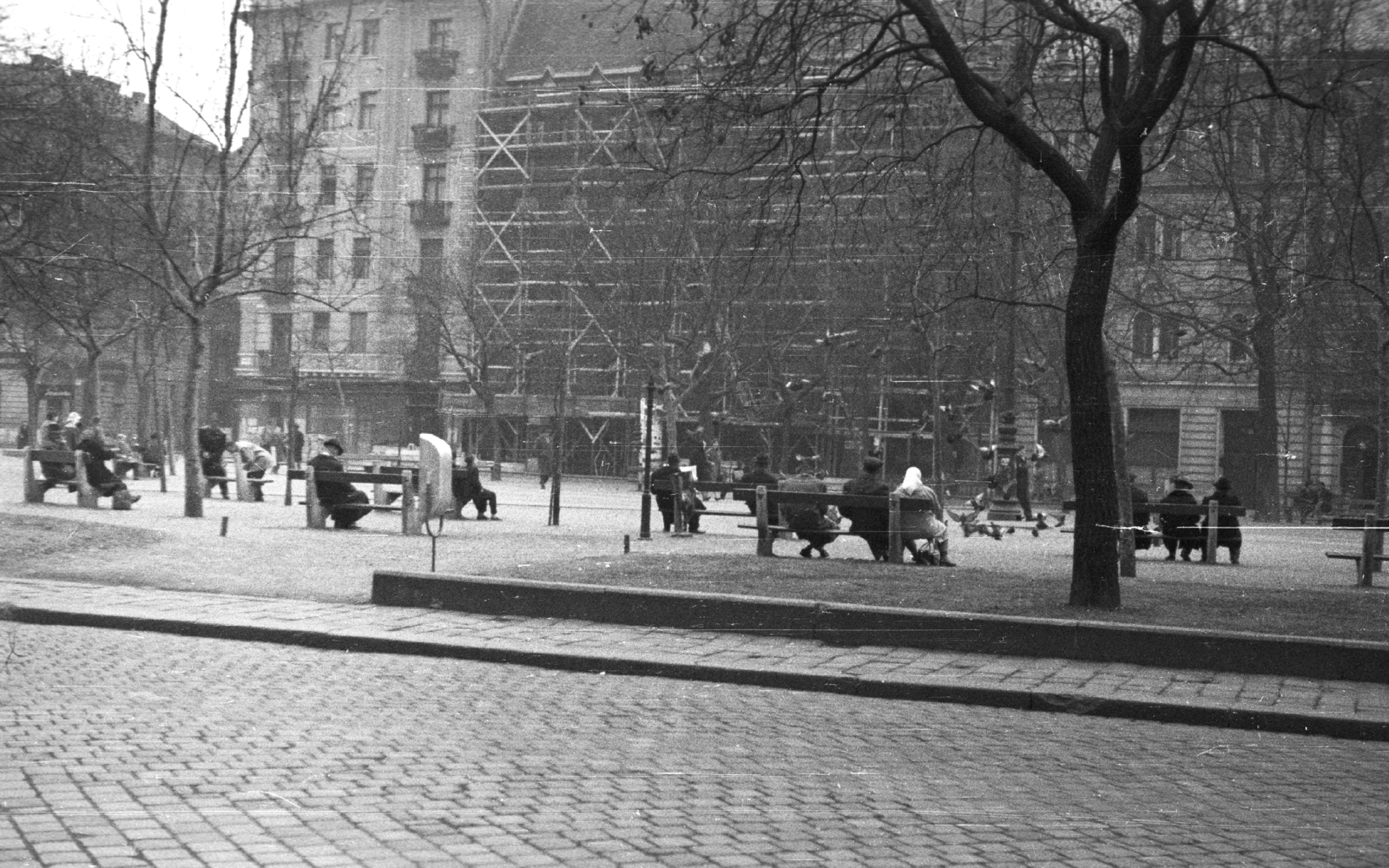 Magyarország, Budapest VIII., Rákóczi tér, balra, szemben balra a Német (Bacsó Béla) utca torkolata., 1963, MZSL/Ofner Károly, tél, pad, állvány, Budapest, Fortepan #41883