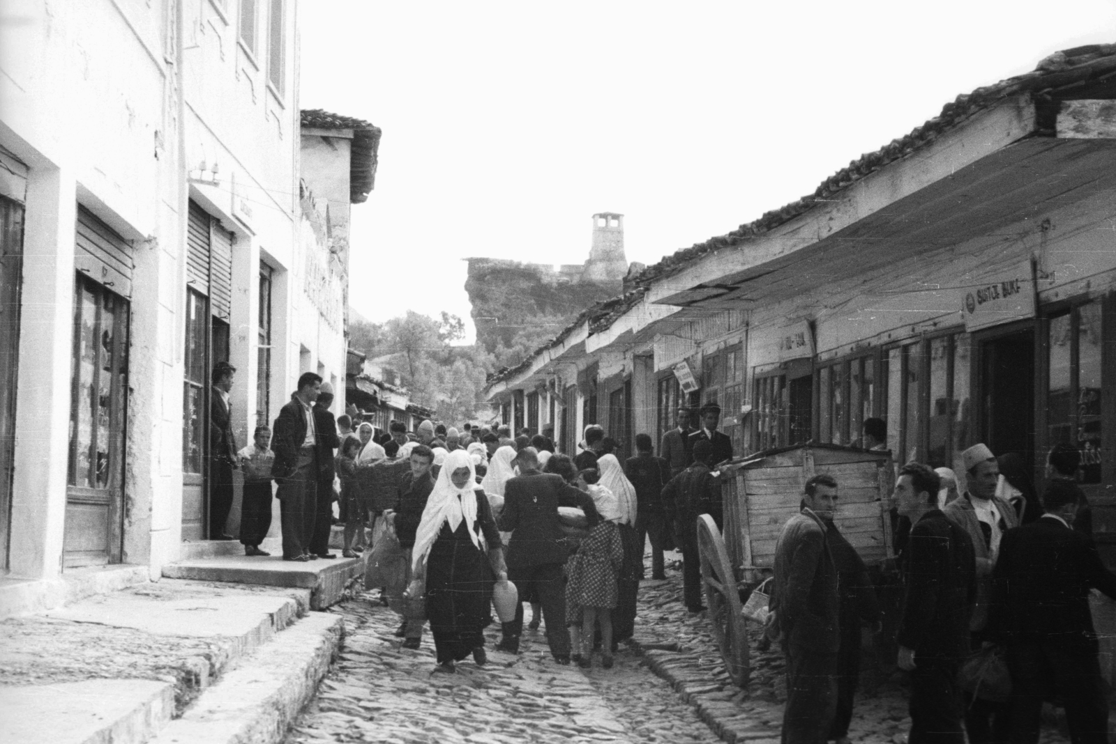 Albánia, Kruja, háttérben a vár., 1963, MZSL/Ofner Károly, Fortepan #41893
