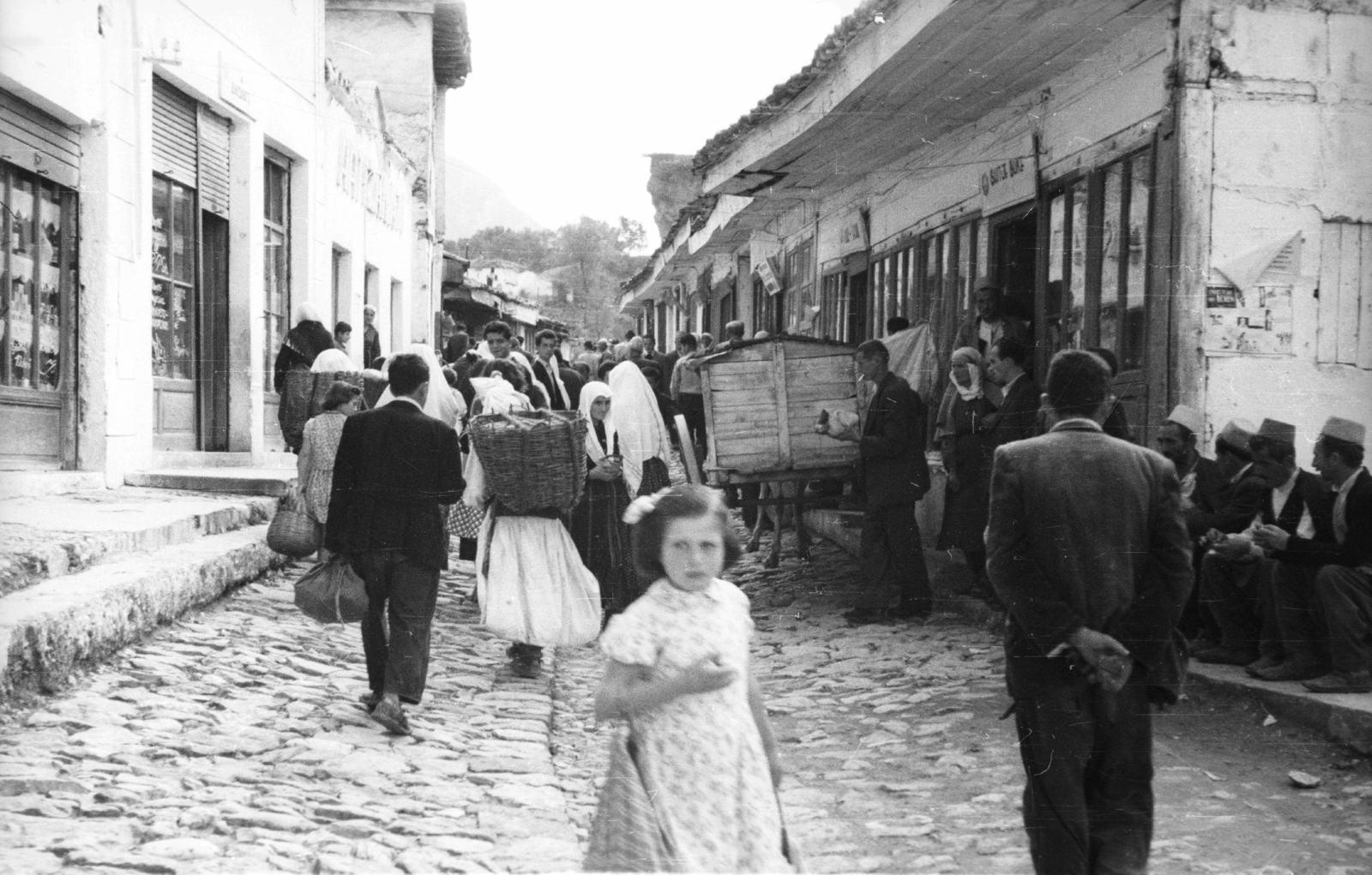 Albánia, Kruja, háttérben a várhegy., 1963, MZSL/Ofner Károly, Fortepan #41894