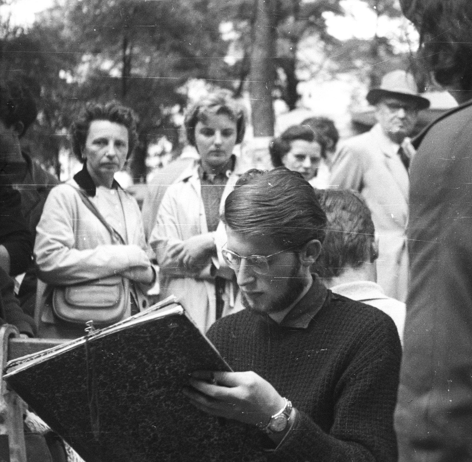 France, Paris, Montmartre, Place du Tertre., 1964, MZSL/Ofner Károly, genre painting, glasses, beard, Fortepan #41909