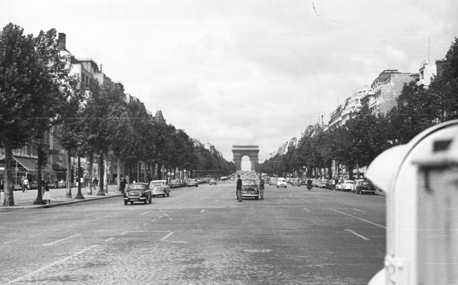 France, Paris, Champs-Élysées a Diadalív felé nézve., 1964, MZSL/Ofner Károly, traffic, street view, automobile, triumphal arch, avenue, Neoclassical architecture, Jean-François Chalgrin-design, Fortepan #41913