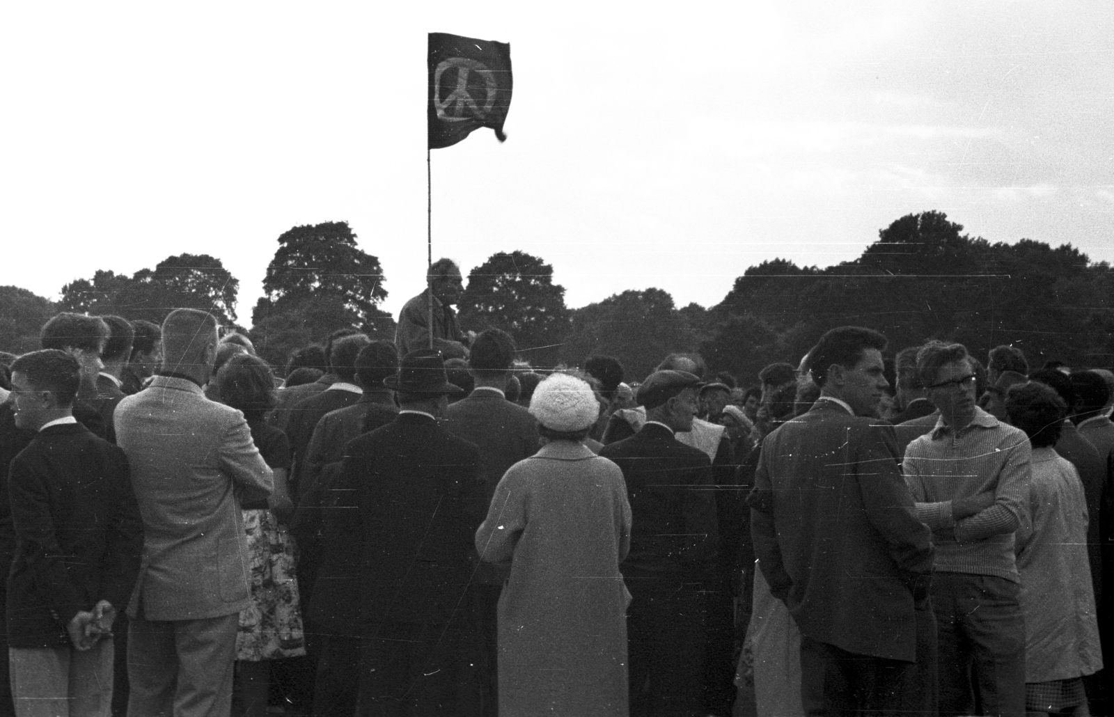 United Kingdom, London, Hyde Park, Speakers' Corner (Szónokok Sarka)., 1959, MZSL/Ofner Károly, flag, genre painting, peace, symbol, Fortepan #41917