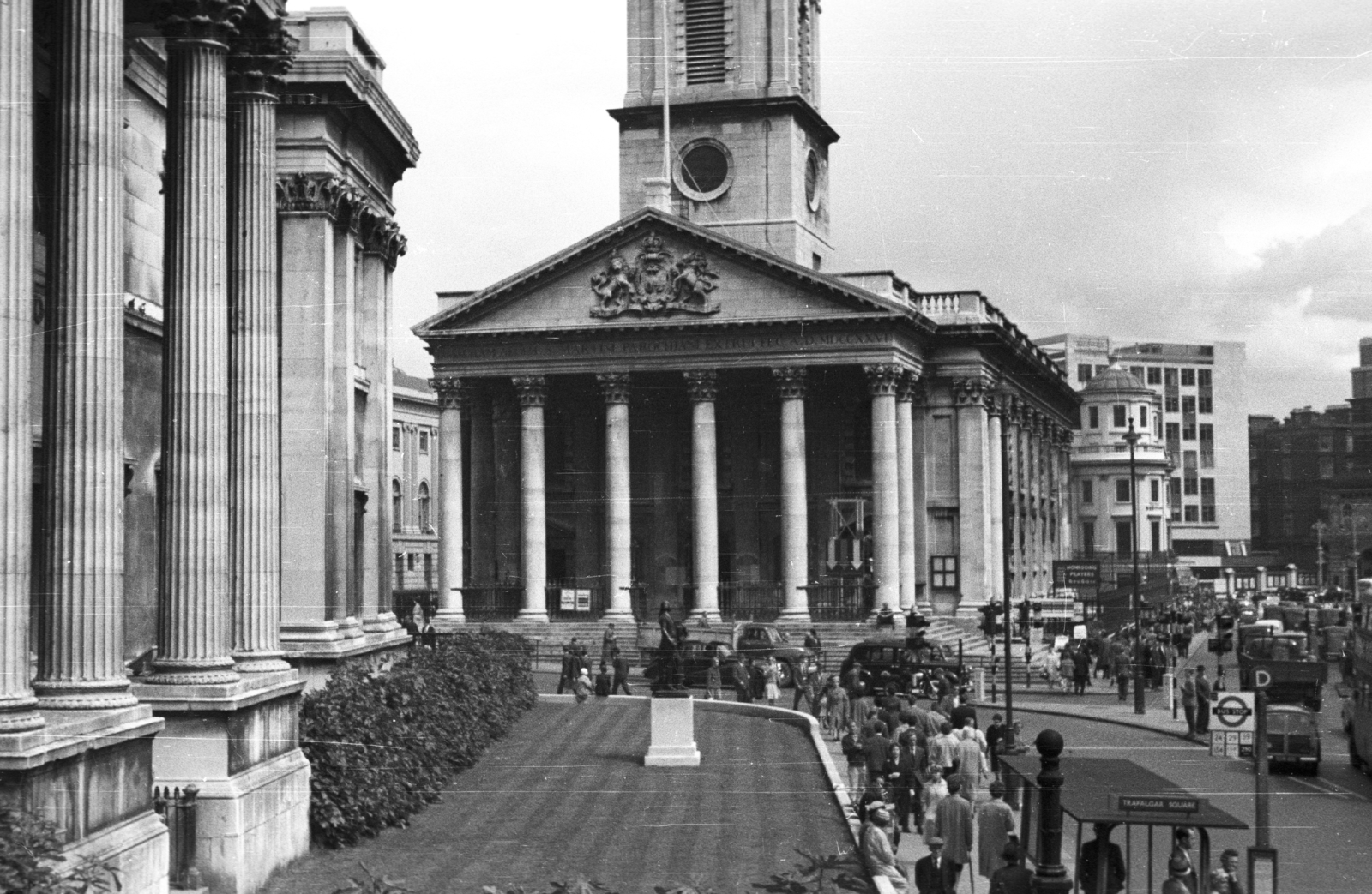 United Kingdom, London, Trafalgar Square, Mezei Szent Márton (St Martin in the Fields) templom., 1959, MZSL/Ofner Károly, religion, church, street view, genre painting, bus stop, museum, Neoclassical architecture, Church of England, James Gibbs-design, William Wilkins-design, Fortepan #41919