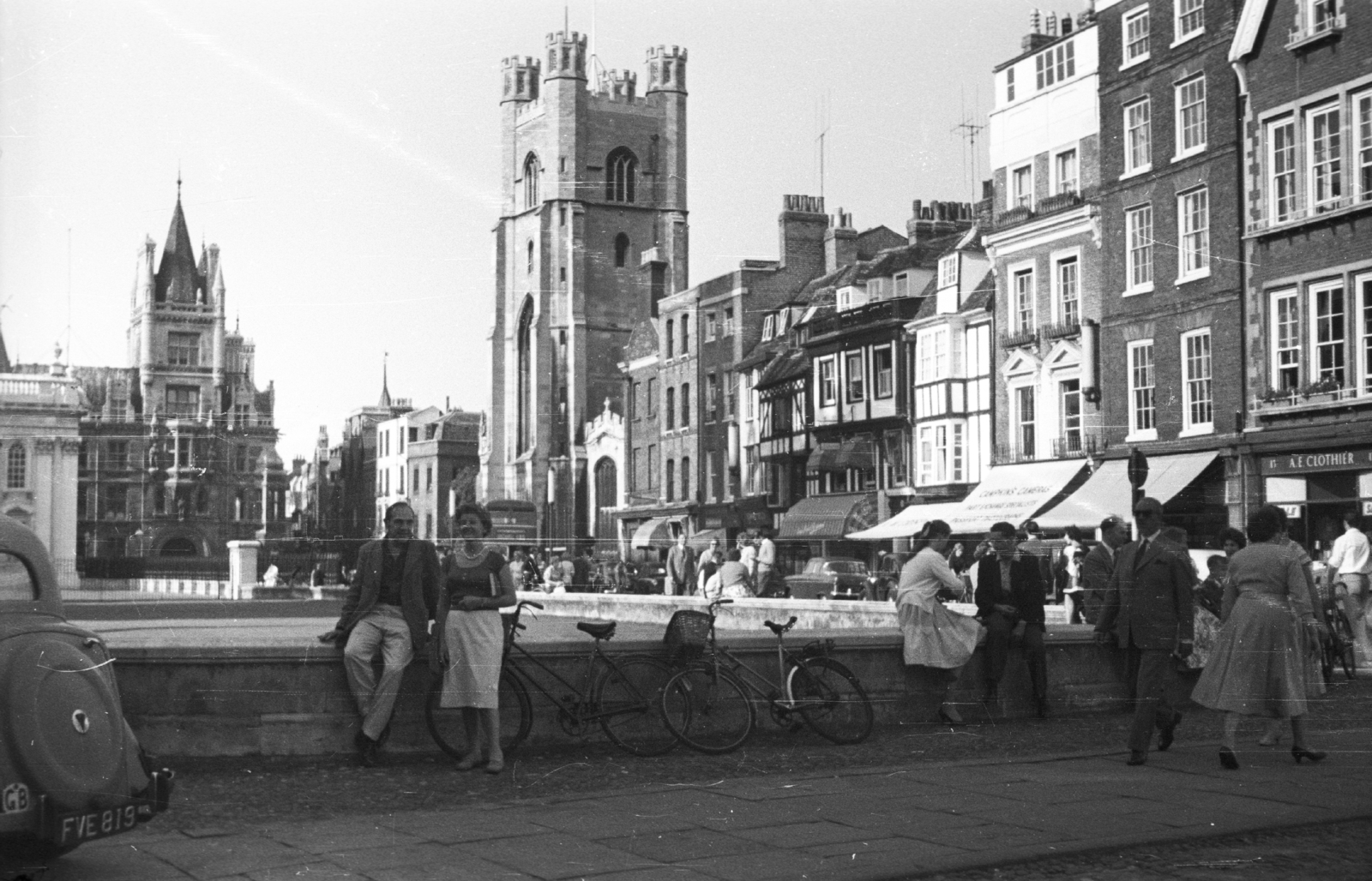 United Kingdom, Cambridge, King's Parade, jobbra a Great St Mary's Church (Nagy Szűz Mária-templom)., 1959, MZSL/Ofner Károly, bicycle, church, walk, street view, genre painting, Church of England, George Gilbert Scott-design, James Essex-design, Anthony Salvin-design, Fortepan #41920