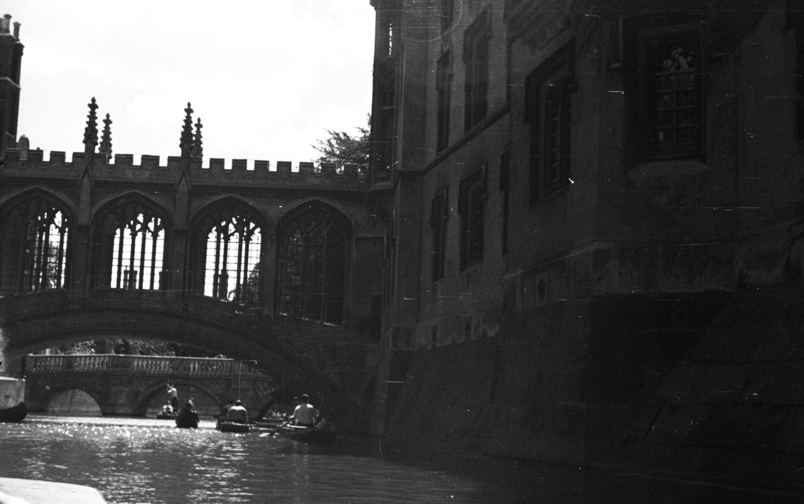 United Kingdom, Cambridge, a Trinity és a St.John's college-ok hídjai., 1959, MZSL/Ofner Károly, bridge, river, boating, Fortepan #41925
