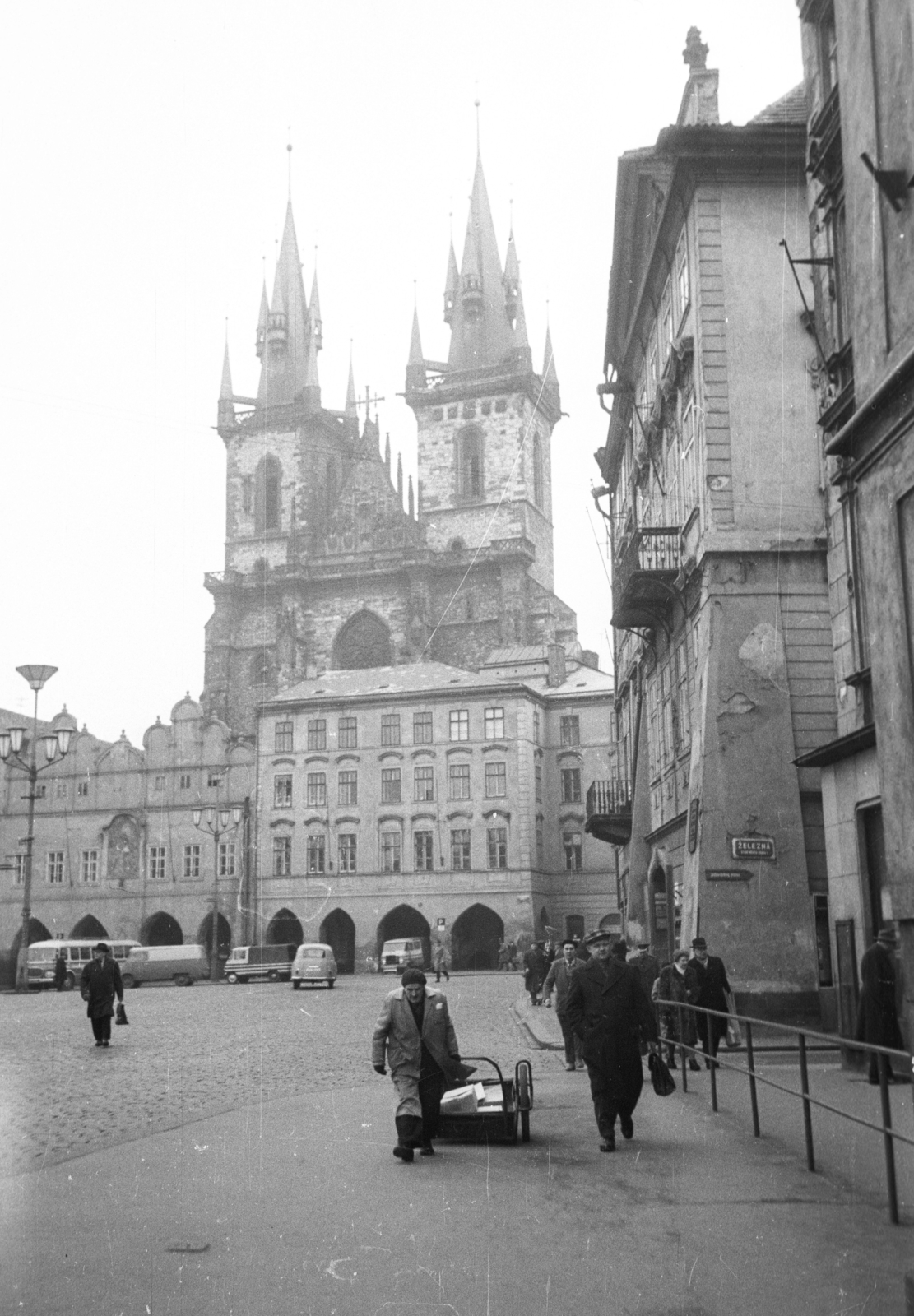 Csehország, Prága, Óváros tér (Staromestske namesti) szemben a Tyn templom., 1965, MZSL/Ofner Károly, Csehszlovákia, templom, kockakő, katolikus, gótika, kerengő, Peter Parler-terv, Matyáš z Arrasu-terv, Fortepan #41956