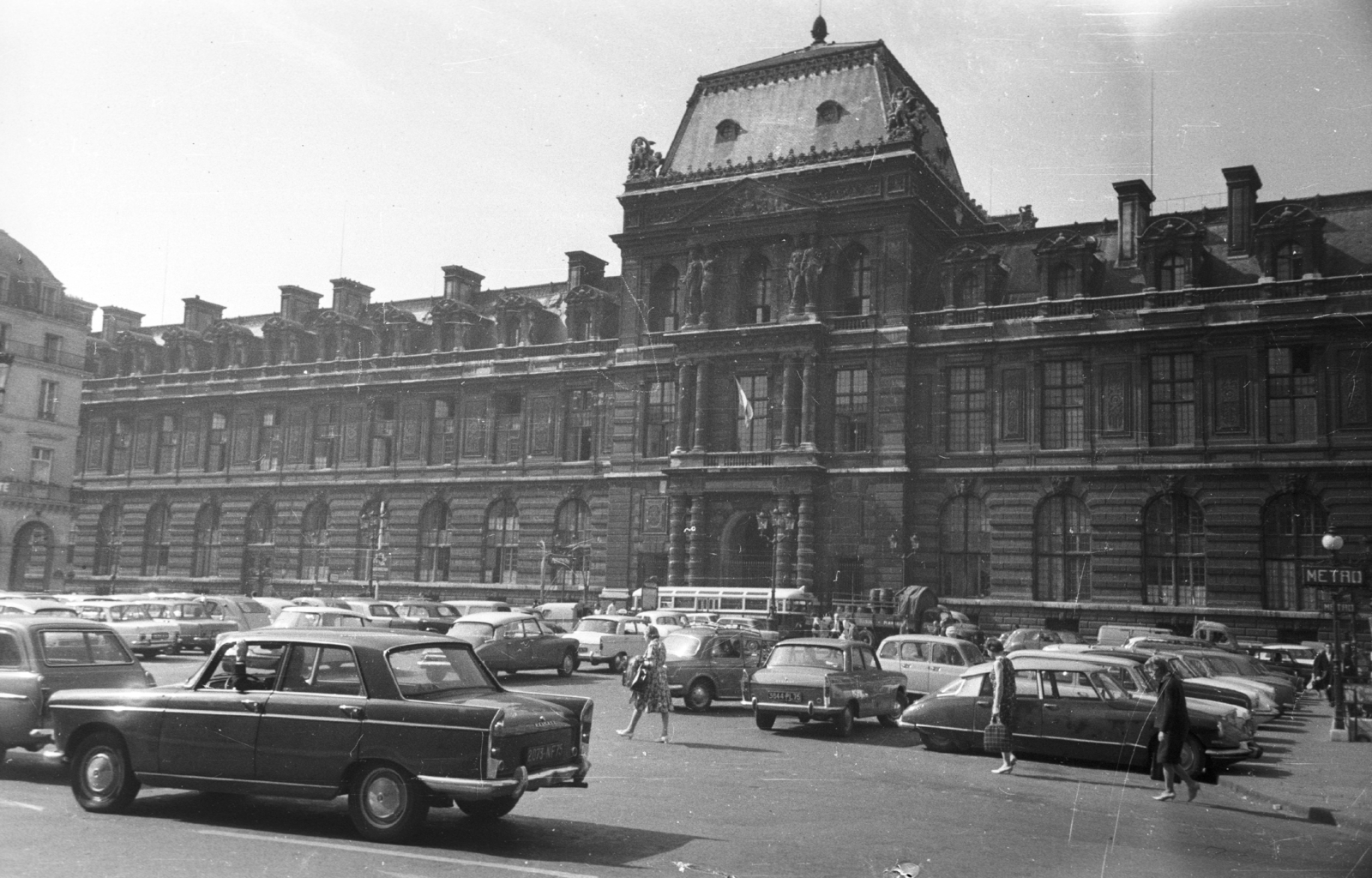 Franciaország, Párizs, Place du Palais Royal, Louvre., 1964, MZSL/Ofner Károly, francia gyártmány, Citroen-márka, automobil, Peugeot-márka, Peugeot 404, Citroen DS, Fortepan #41975