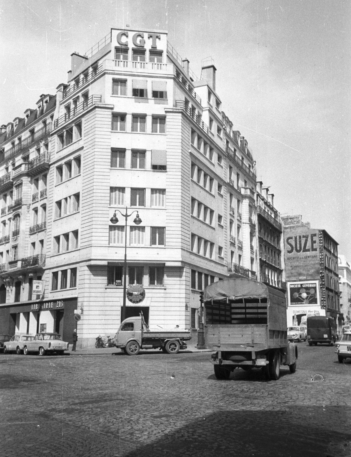 Franciaország, Párizs, Rue la Fayette - Rue Louis Blanc sarok., 1964, MZSL/Ofner Károly, szakszervezet, Fortepan #41976