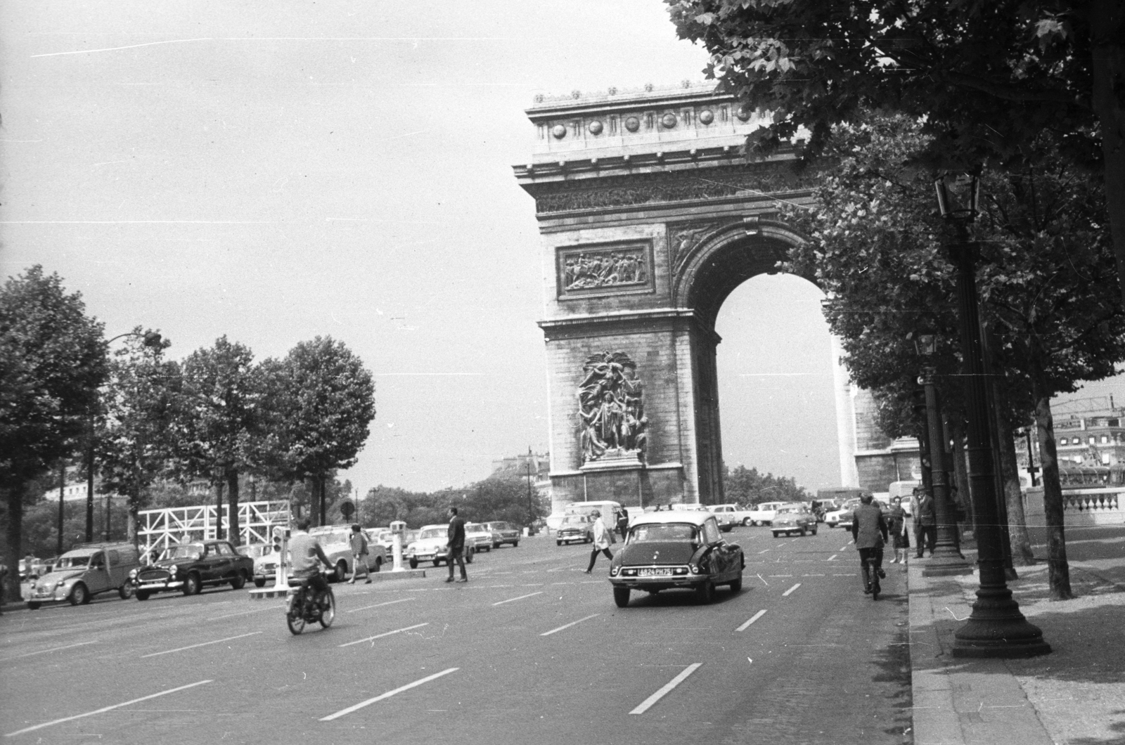 France, Paris, Diadalív a Champs Élysées-ről nézve., 1964, MZSL/Ofner Károly, French brand, Citroën-brand, automobile, triumphal arch, avenue, Neoclassical architecture, Jean-François Chalgrin-design, Fortepan #41980