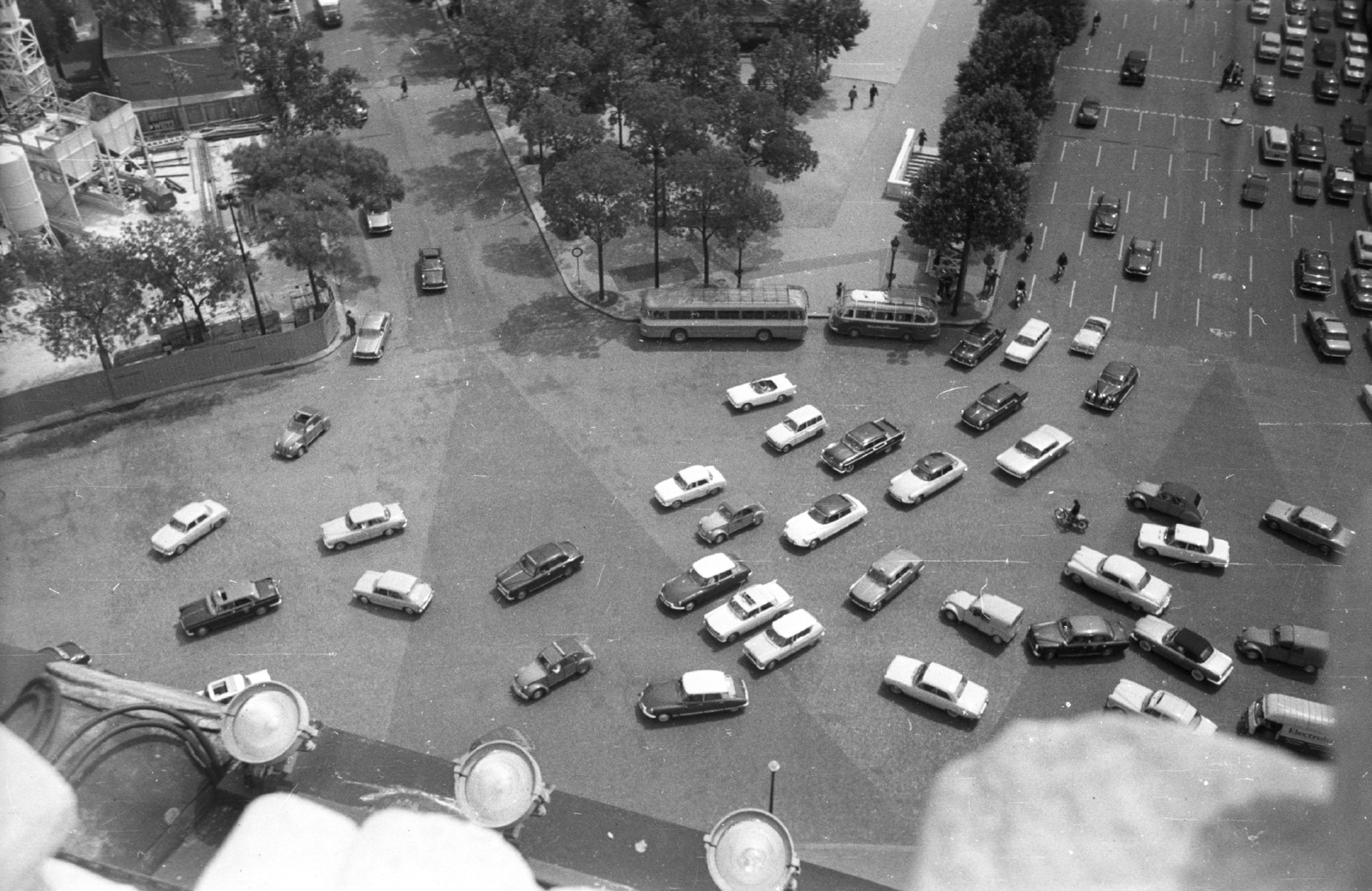Franciaország, Párizs, Place Charles de Gaulle (Place de l'Étoile) a Diadalív tetejéről, jobbra a Champs Élysées, balra az Avenue de Friedland., 1964, MZSL/Ofner Károly, közlekedés, forgalom, autóbusz, Citroen-márka, automobil, Citroen 2CV, Citroen DS, sugárút, körforgalom, Fortepan #41982