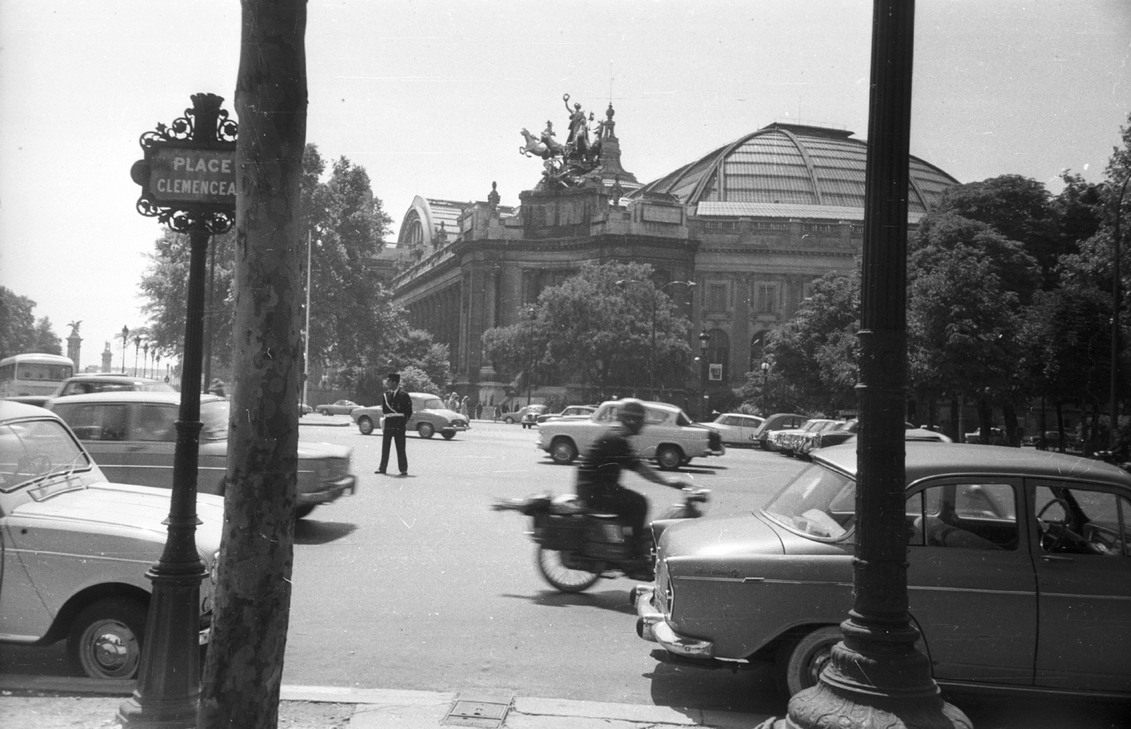 France, Paris, Place Clemanceau, Grand Palais., 1964, MZSL/Ofner Károly, Fortepan #41985