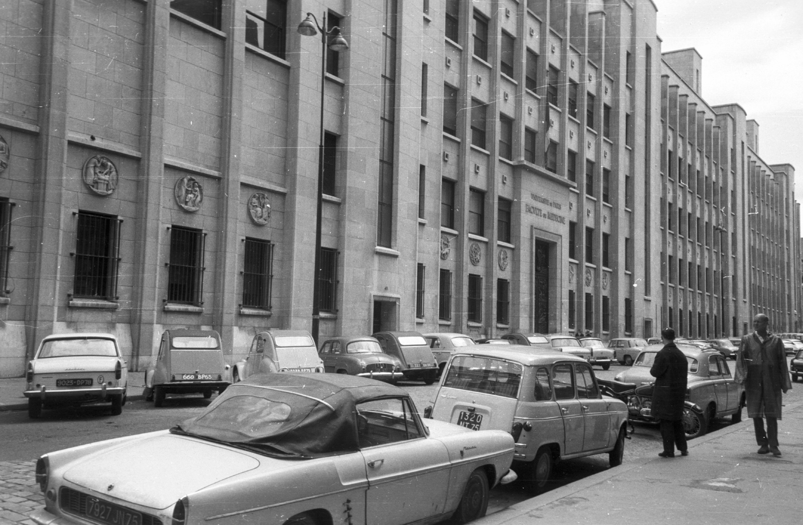 Franciaország, Párizs, Rue des Saint Pères, Rene Descartes Egyetem., 1964, MZSL/Ofner Károly, utcakép, Renault-márka, francia gyártmány, Citroen-márka, automobil, Peugeot-márka, rendszám, Renault 4, Citroen 2CV, Peugeot 404, országjelzés, Renault Floride, Fortepan #41992