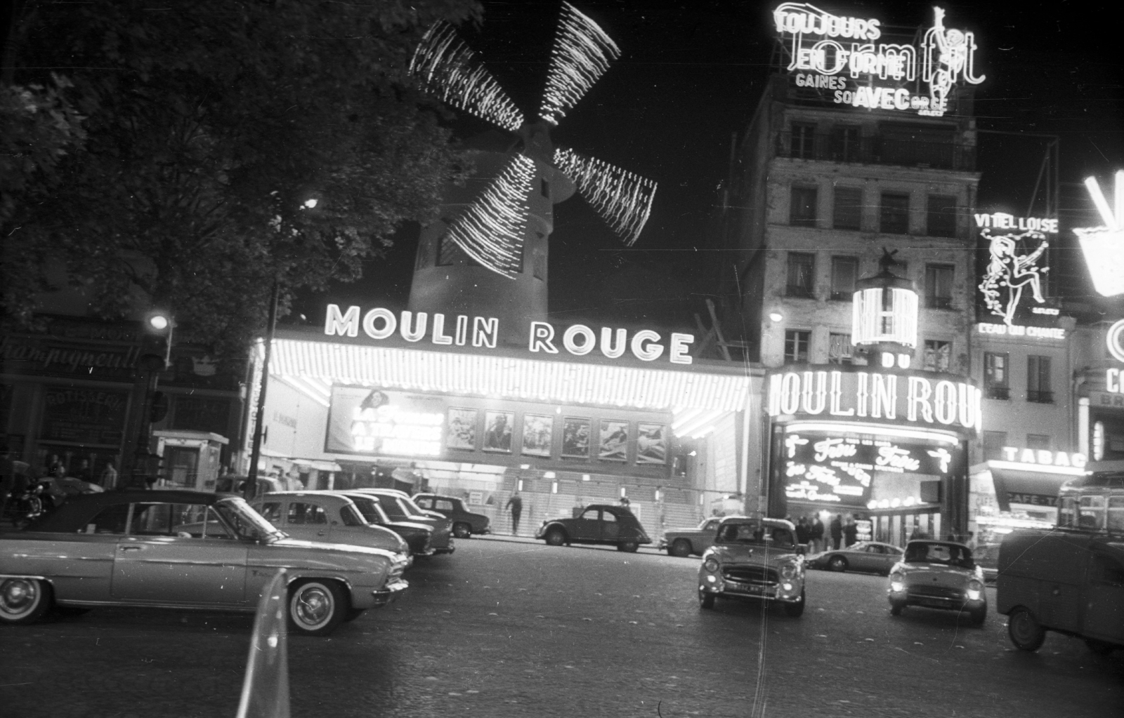 France, Paris, Boulevard de Clichy, Moulin Rouge mulató., 1964, MZSL/Ofner Károly, street view, night, automobile, cabaret, Fortepan #41995