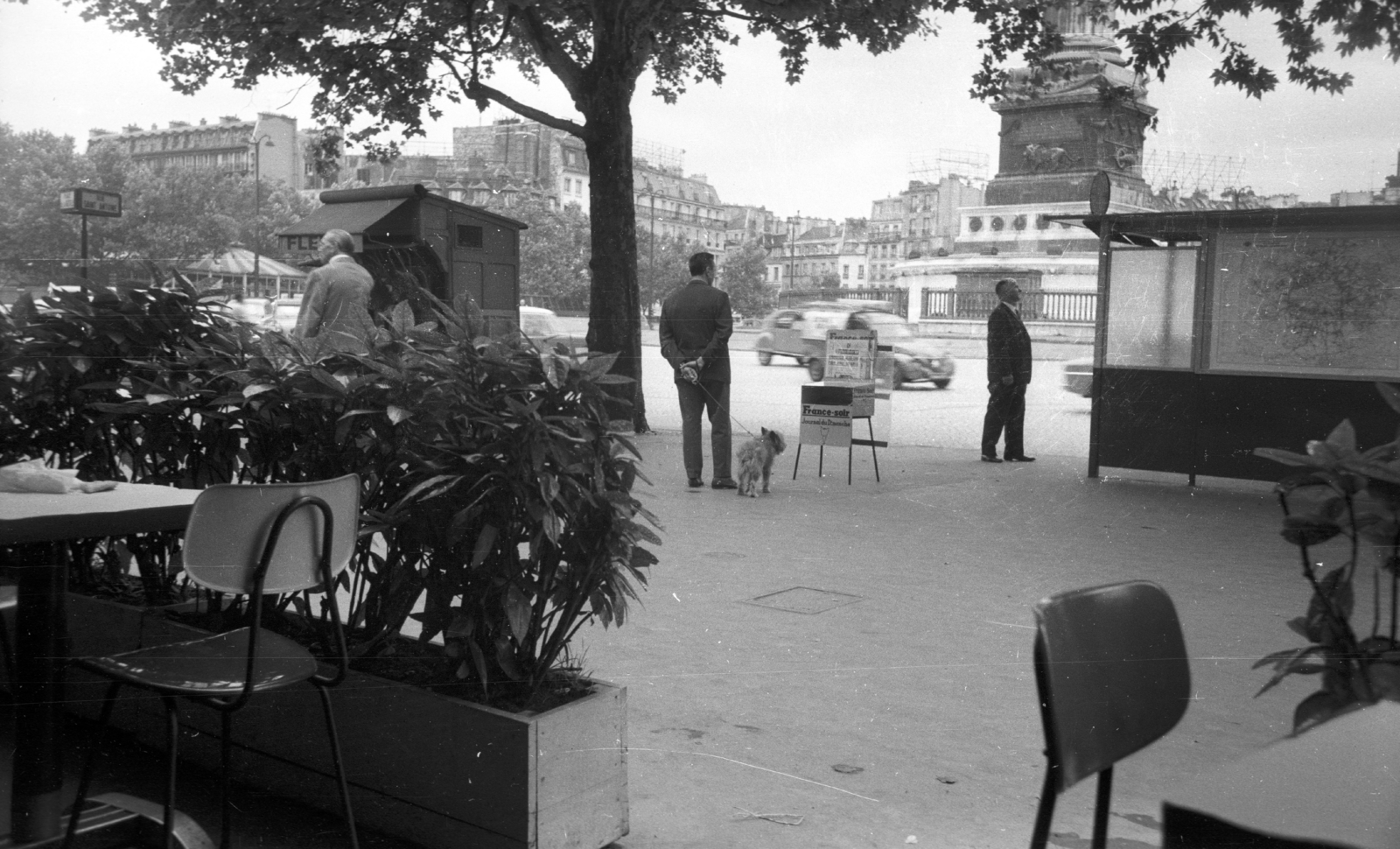 France, Paris, Place de la Bastille, jobbra a Colonne de Juillet talapzata., 1964, MZSL/Ofner Károly, Fortepan #41997