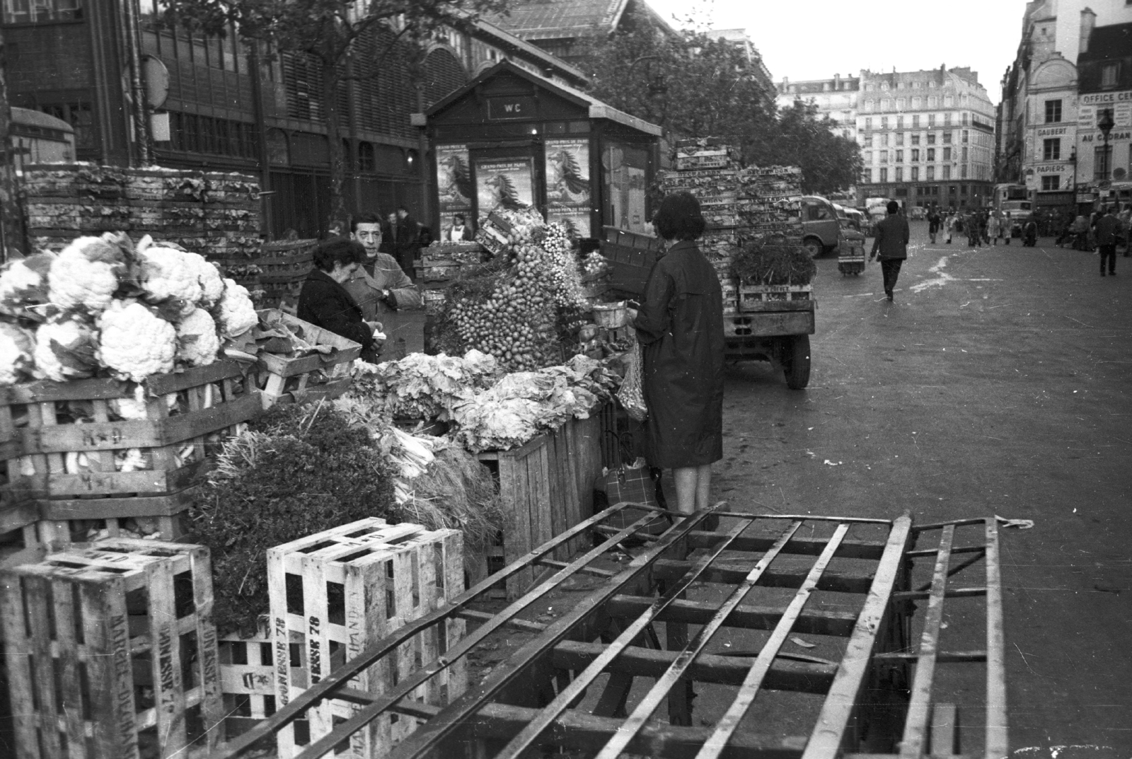 France, Paris, Les Halles, Párizs nagybani piaca. Rue Rambuteau a Rue Coquillière felé nézve., 1964, MZSL/Ofner Károly, market, Fortepan #42003