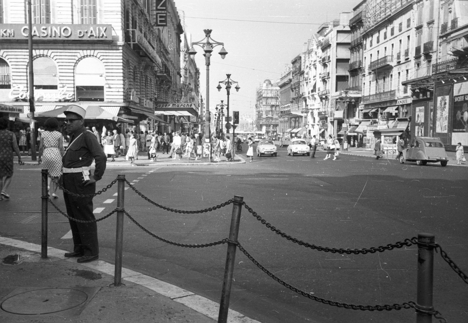 Franciaország, Marseille, Cours Belsunce - La Canebière kerszteződése., 1964, MZSL/Ofner Károly, rendőr, gyalogátkelő, Fortepan #42007