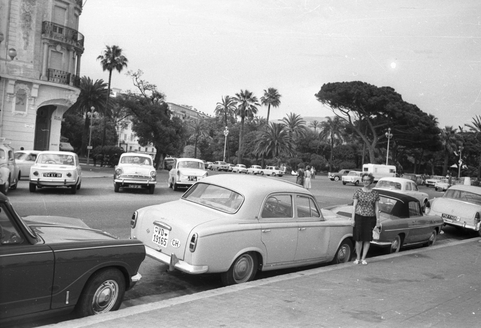 France, Nice, a Promenade des Anglais és az Avenue de Verdun kereszteződése., 1964, MZSL/Ofner Károly, street view, Mercedes-brand, automobile, number plate, country code sign, Fortepan #42013