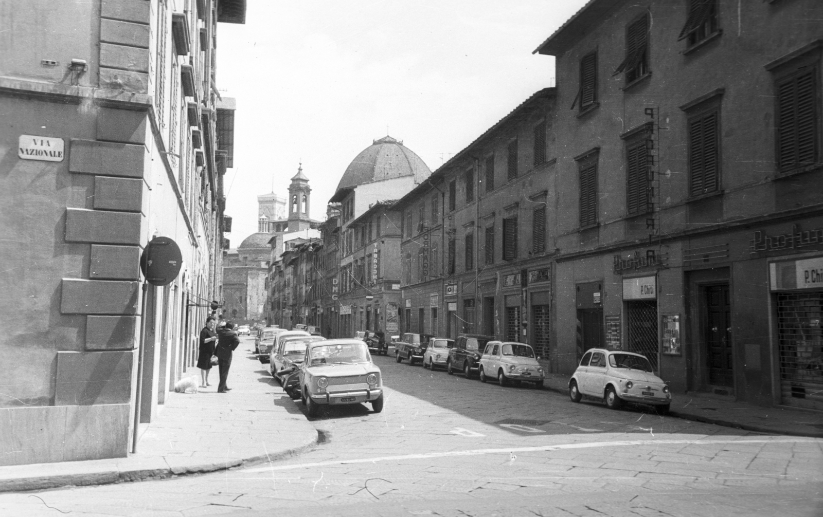 Italy, Florence, Via dell'Ariento a Via Nazionale-ról nézve. Háttérben a Firenzei dóm harangtornya és a San Lorenzo templom épületegyüttese., 1965, MZSL/Ofner Károly, street view, street name sign, Fortepan #42014