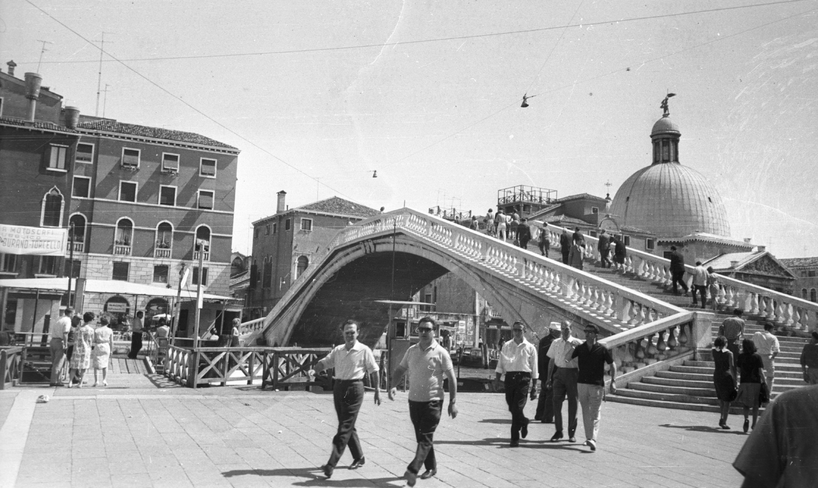 Italy, Venice, Ponte degli Scalzi, háttérben a San Simeone Piccolo templom., 1965, MZSL/Ofner Károly, bridge, dome, stone bridge, arch bridge, Eugenio Miozzi-design, Fortepan #42018